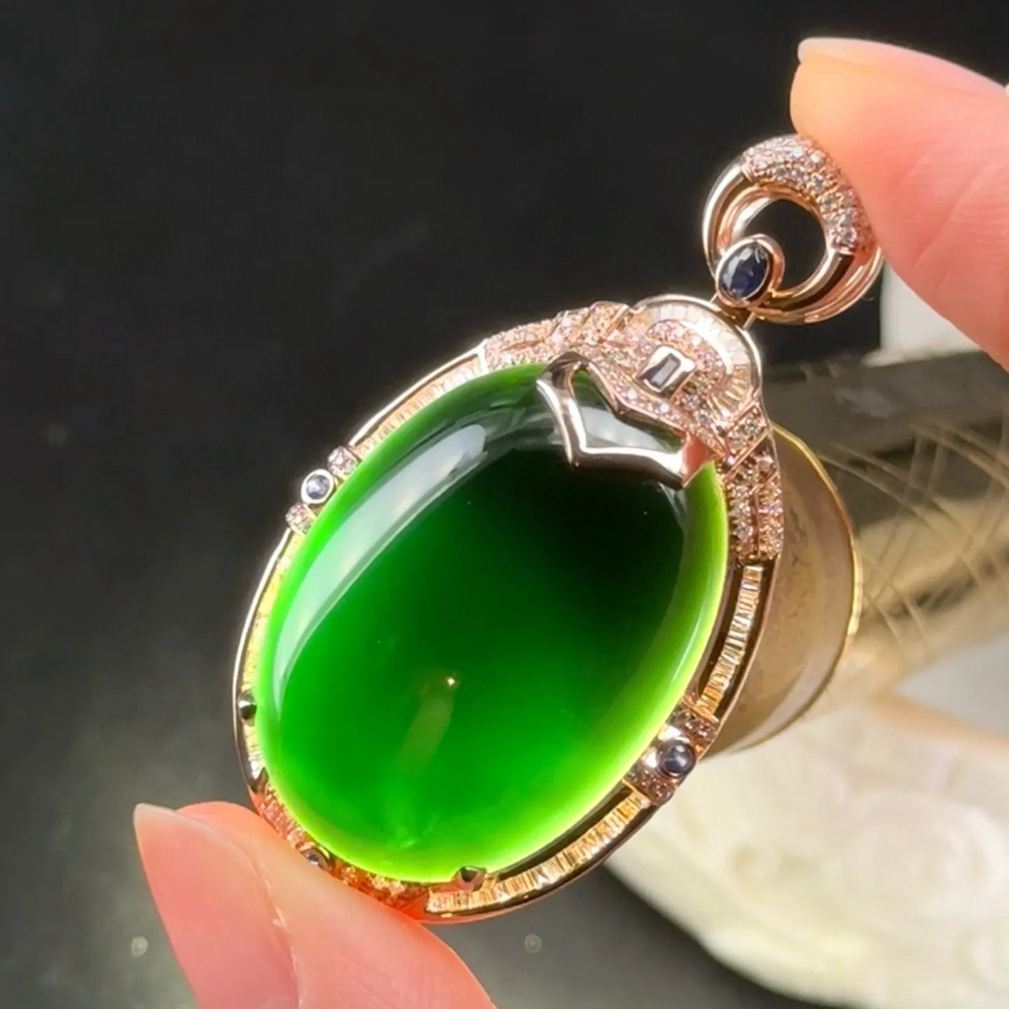 18k墨翠蛋面吊坠 种好色正 黑度极好 打灯通透 油性十足 尺寸47.3