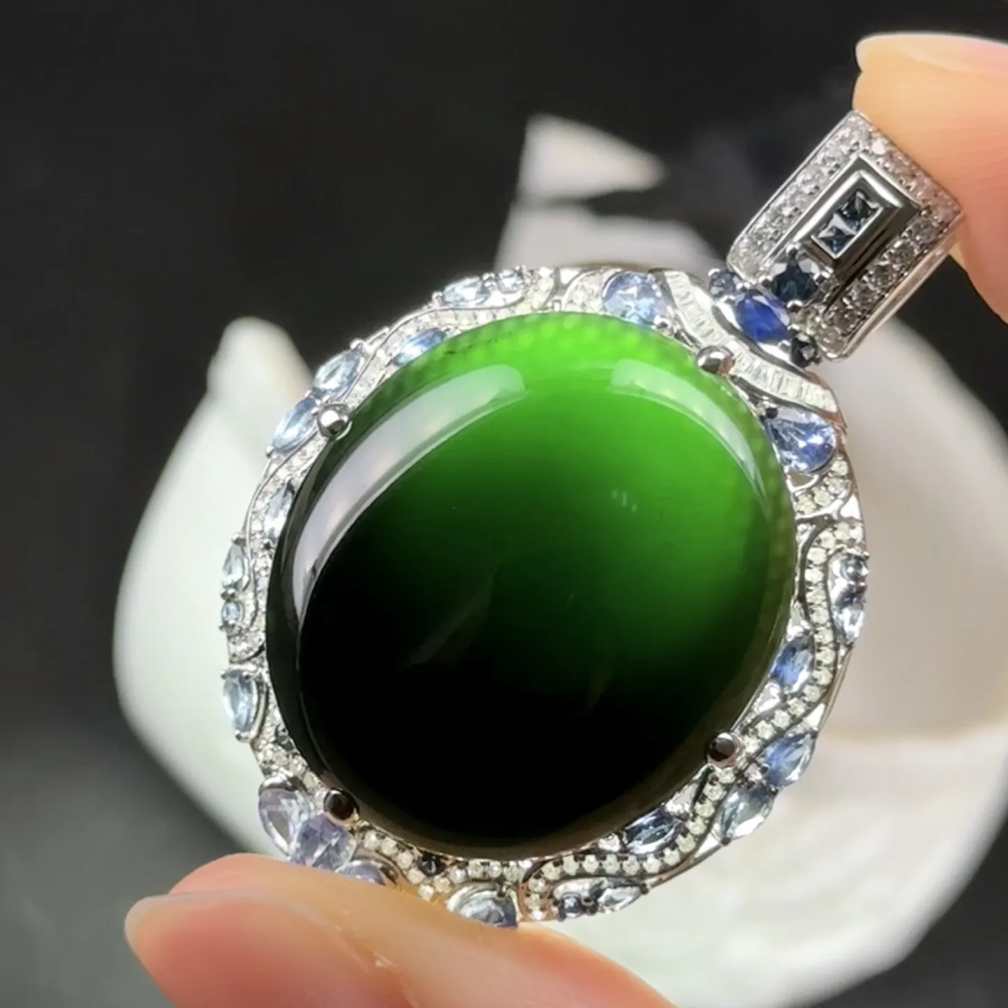 精品豪镶墨翠蛋面吊坠 种好色正 黑度极好 打灯通透 油性十足 尺寸42