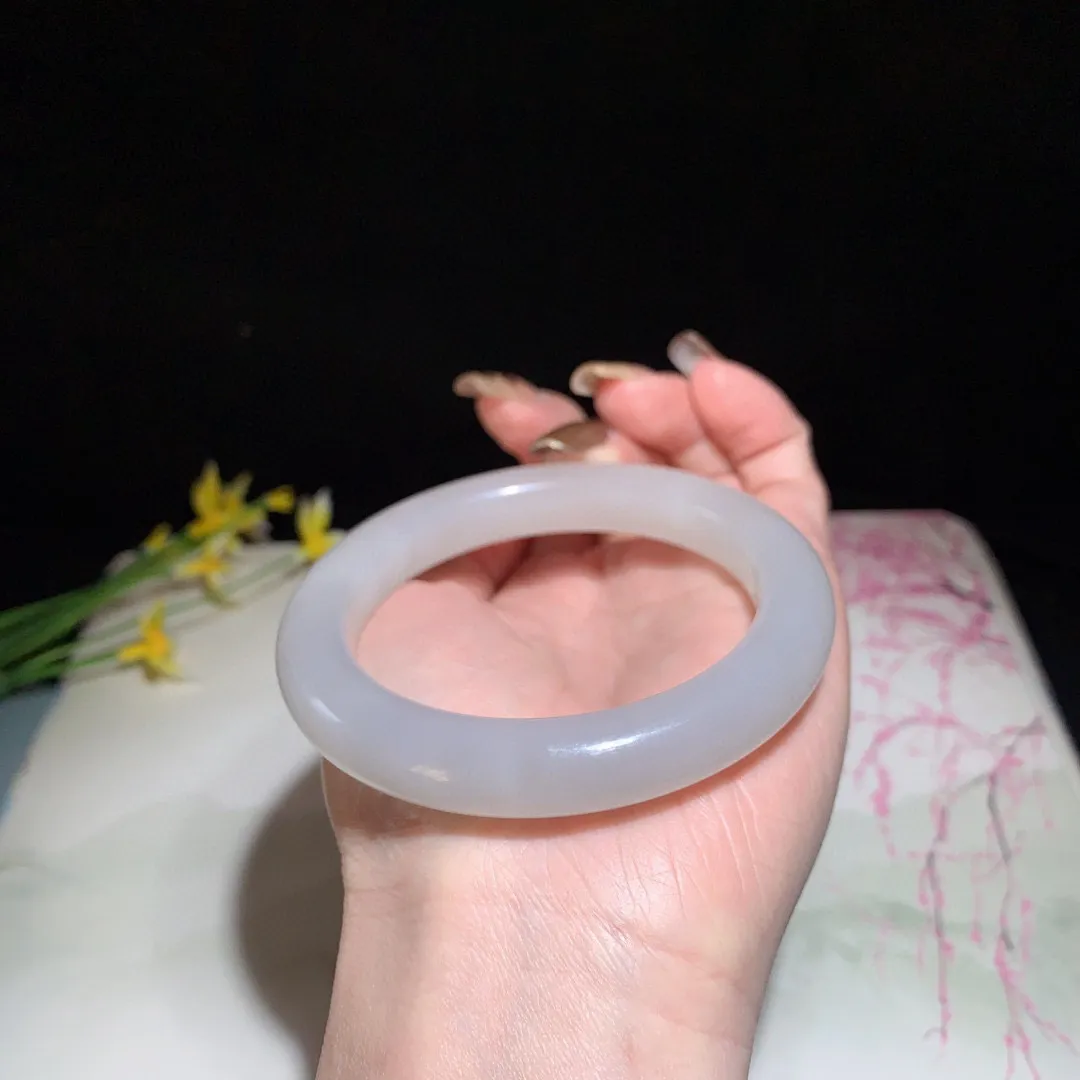 和田玉57圈口紫罗兰色手镯！冰底紫！玉质细腻油润 底色纯净 无裂无杂 脂粉好，品质好！