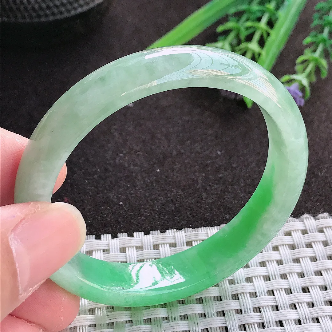 实拍翡翠A货51/46.5/12/6.5老坑精美满绿飘阳绿贵妃手镯翡翠玉镯女款