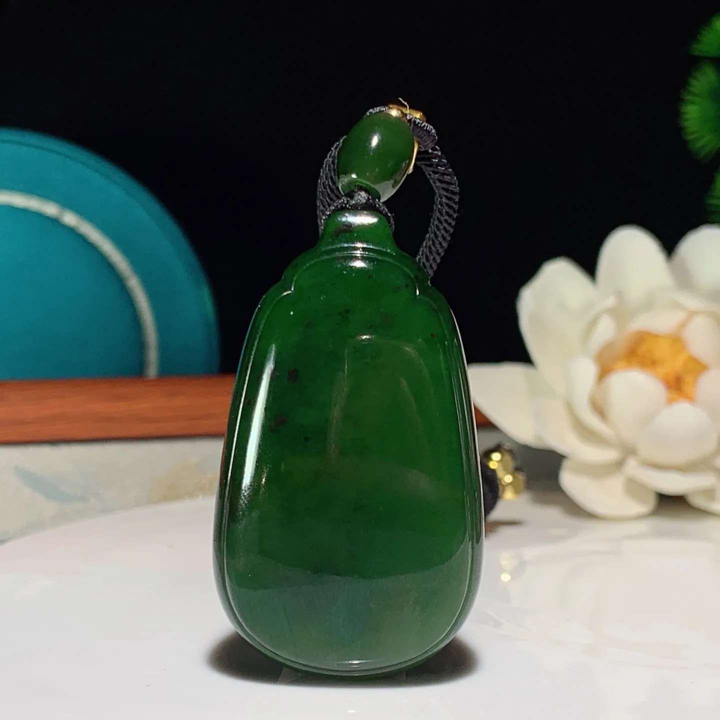 和田玉菠菜绿红皮料俄罗斯碧玉平安无事牌挂件。尺寸47/27/14重41克 玉质细腻油润 底色纯净 脂粉好，品质好。lt250112