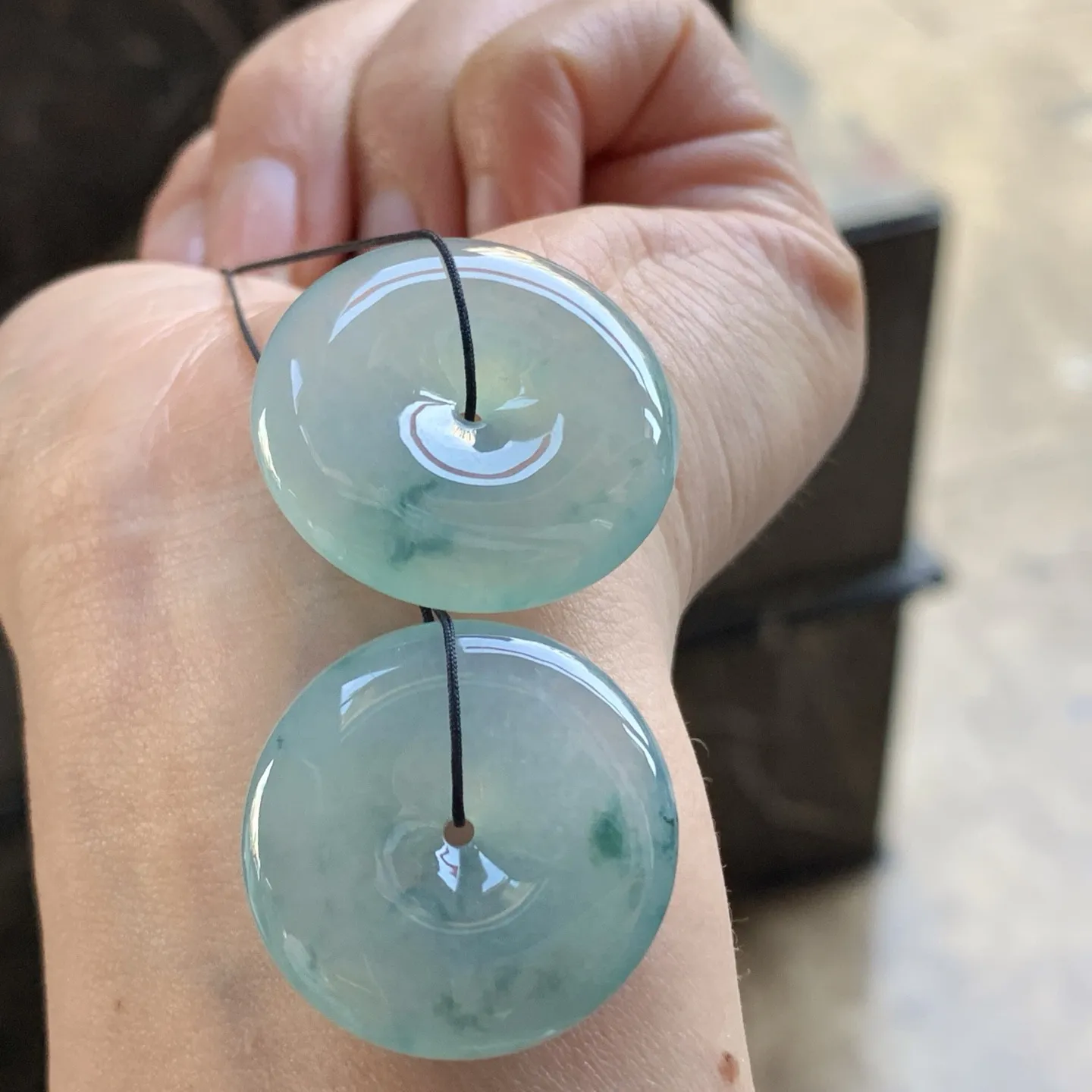 蓝花平安扣
尺寸：27.8-5.9mm26-5.6mm
一对 平安顺遂