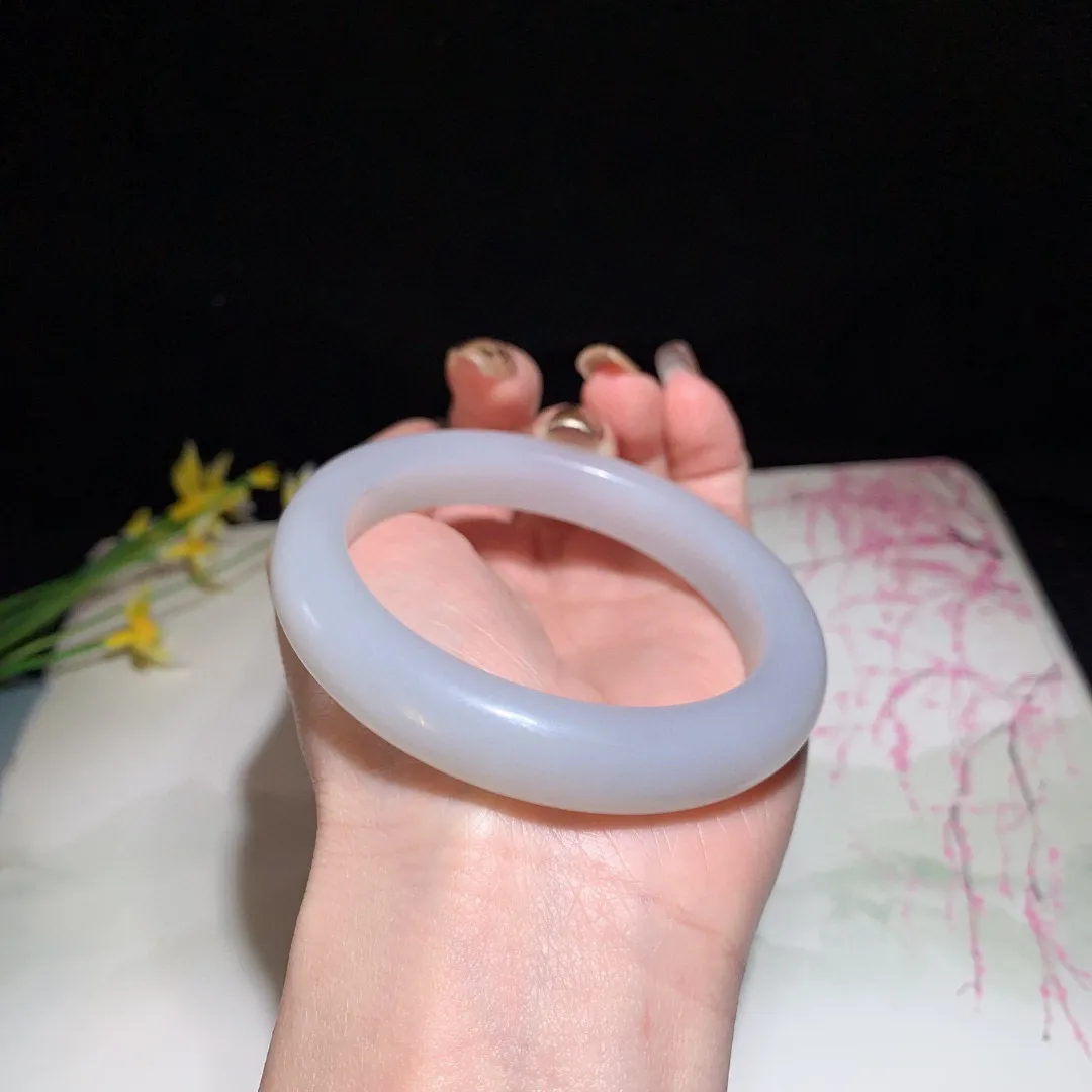 和田玉56.5圈口紫罗兰色手镯！冰底紫！玉质细腻油润 底色纯净 无裂无杂 脂粉好，品质好！