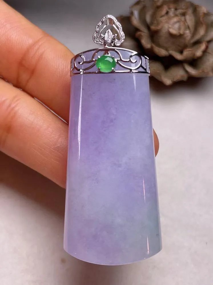 冰糯种紫罗兰无事牌吊坠、真金真钻镶嵌，种水好，玉质细腻 .裸石尺寸 50.0*23.8