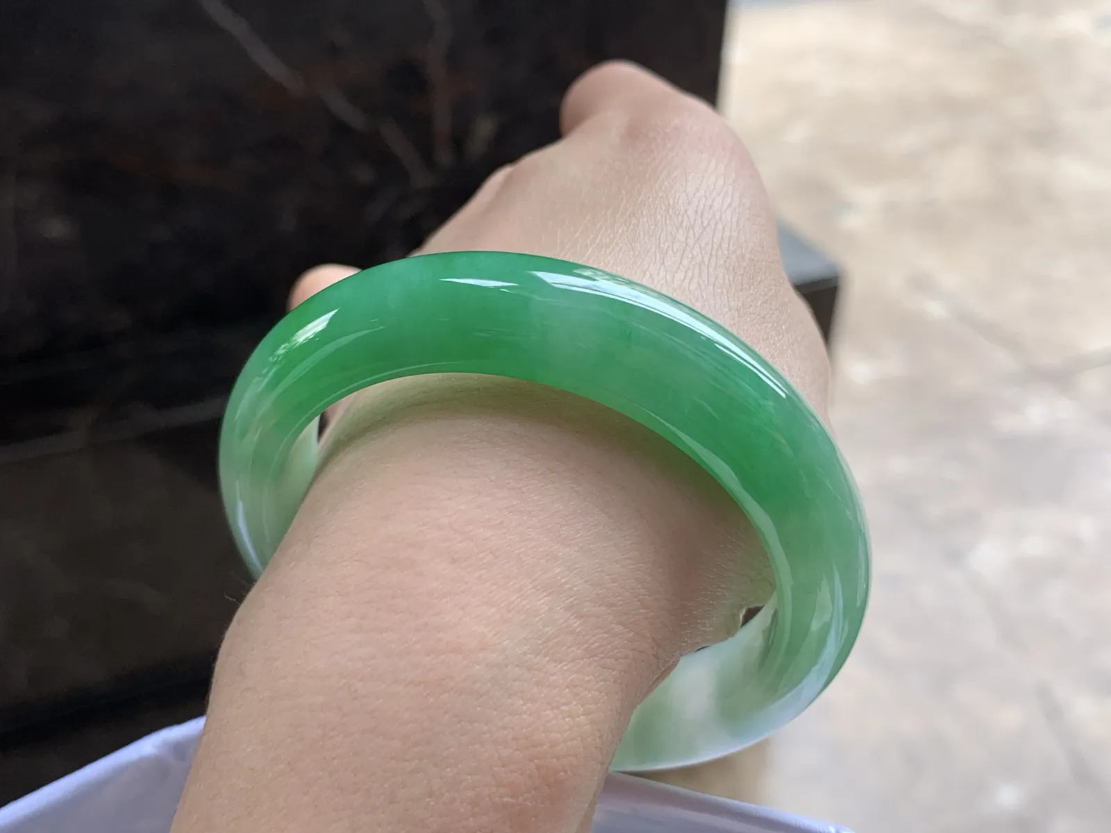 55-12.9-8.6

阳绿色手镯^_^玉质温润 颜色好看 底妆干净