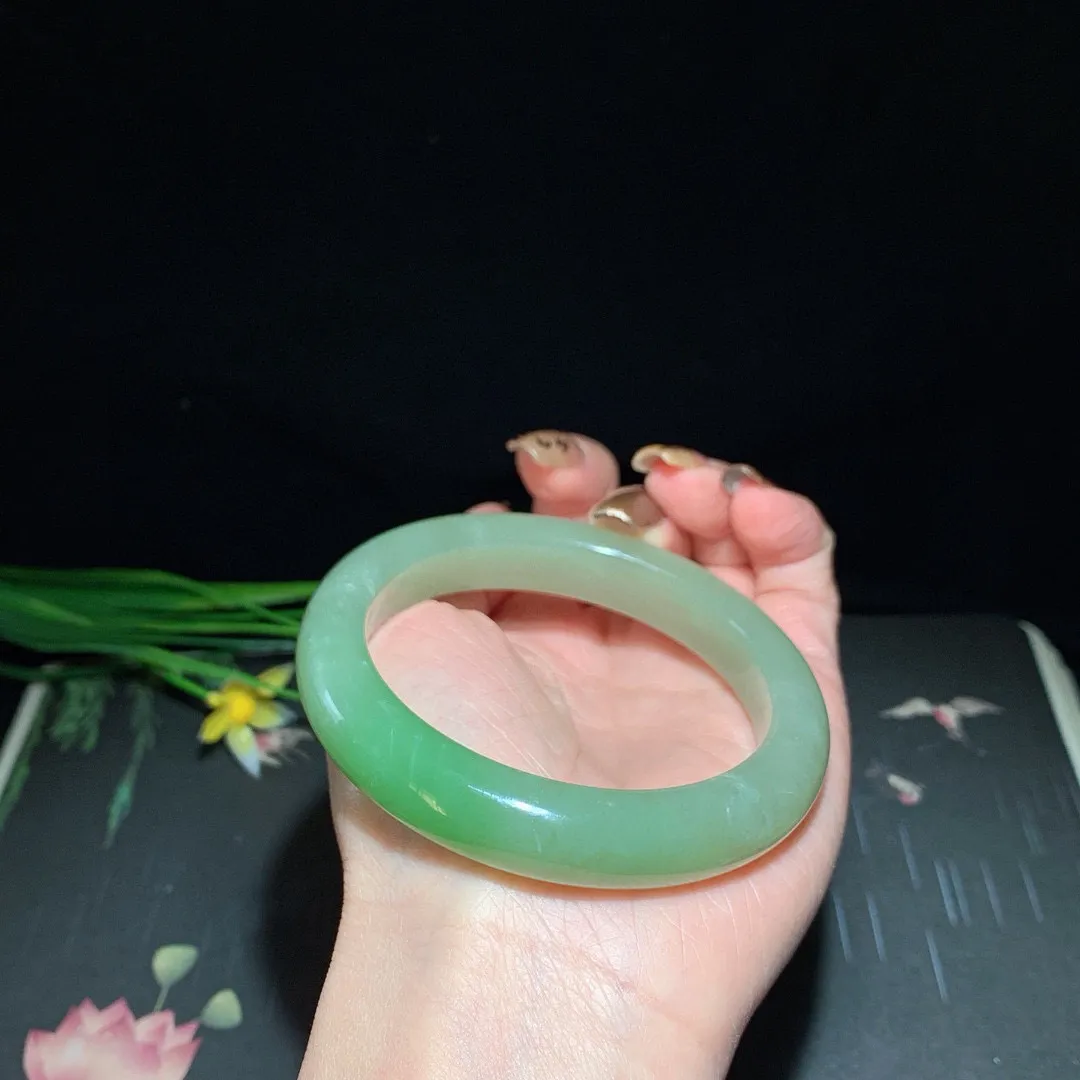 和田玉58圈口翠青手镯！玉质细腻油润 底色纯净 无裂无黑 脂粉好，品质高