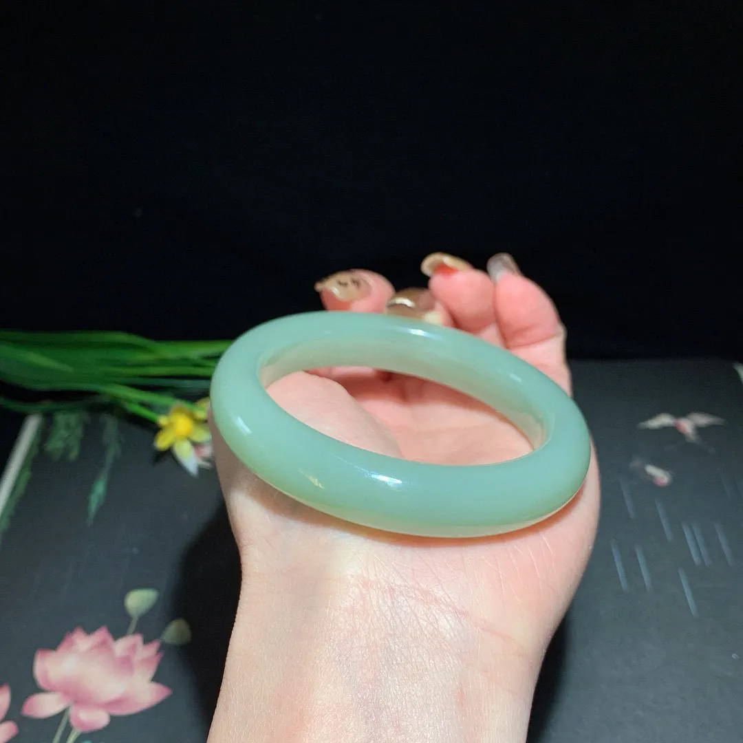 和田玉55圈口且末蓝手镯！特细腻料子 玉质细腻油润 底色纯净 无裂无杂 脂粉好，品质高。