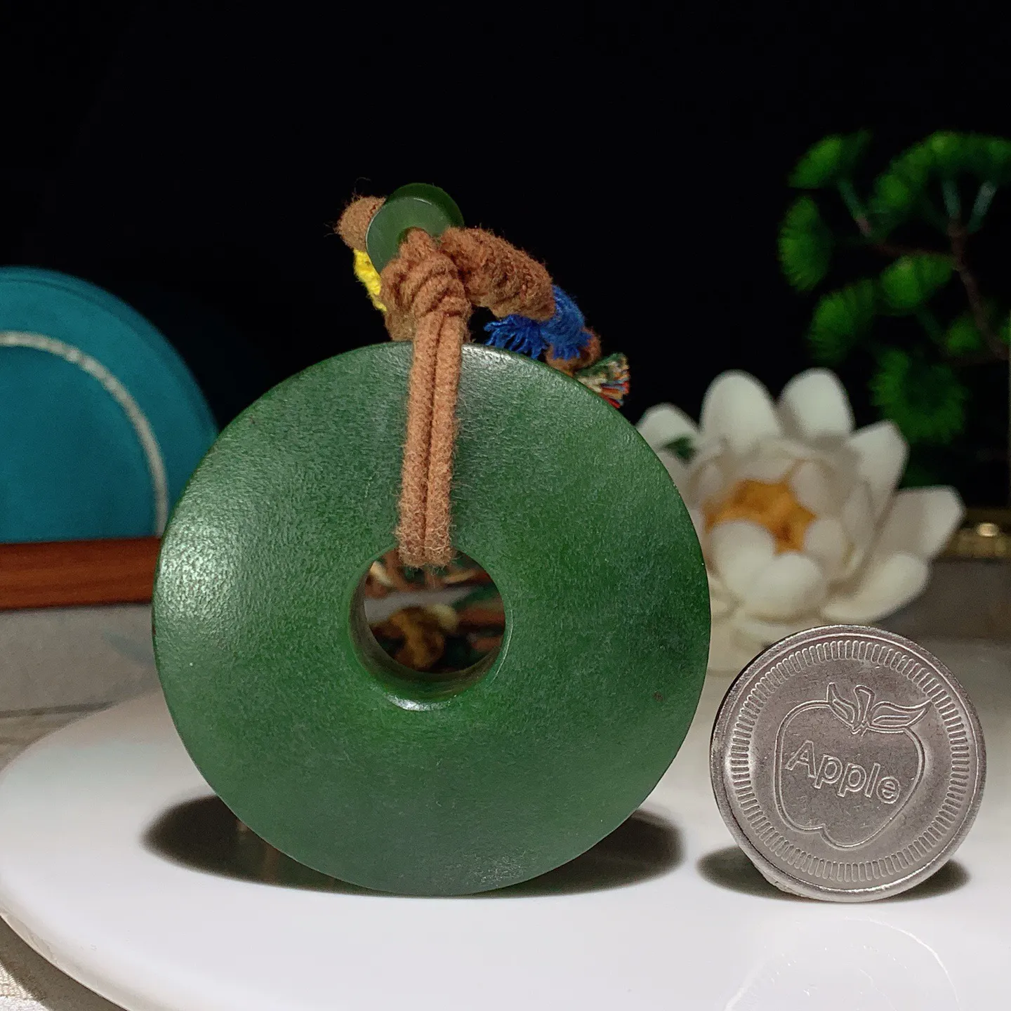 和田玉菠菜绿俄罗斯碧玉平安扣挂件。尺寸50/13重69.5克 玉质细腻油润 底色纯净 脂粉好，品质好。lt250112