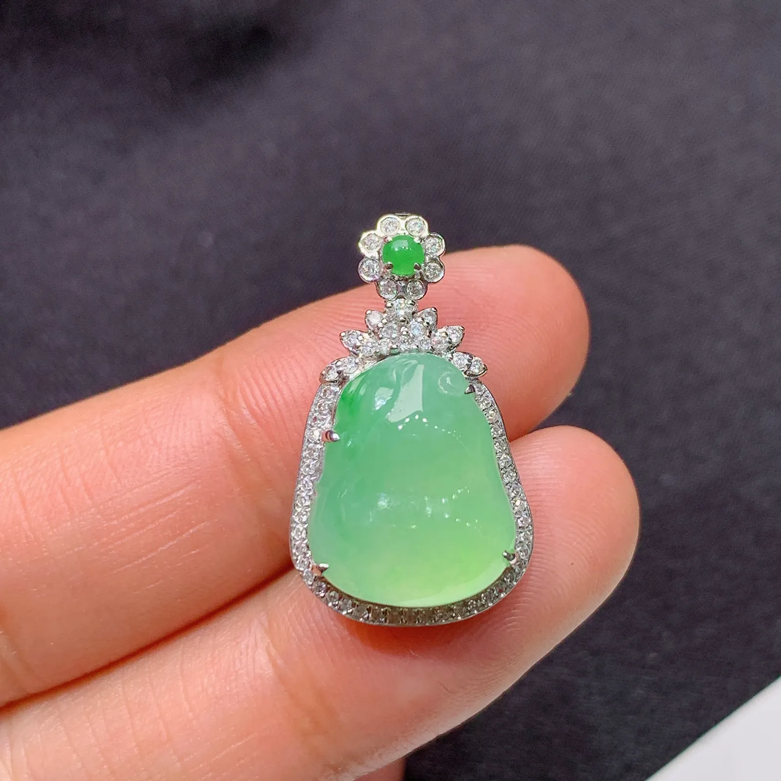 果绿福瓜吊坠，18k金镶嵌，冰润饱满，玉质细腻，种水足，Fj 尺寸24*13.9*8.3