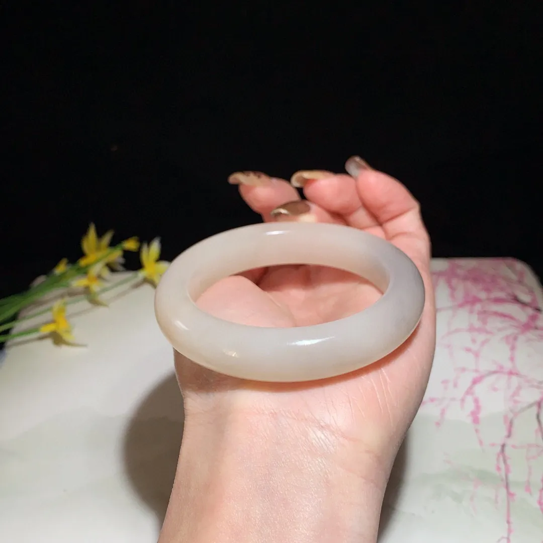 和田玉54.5圈口藕粉漂紫双色手镯！玉质细腻油润 底色纯净 无裂无杂 脂粉好，品质好！