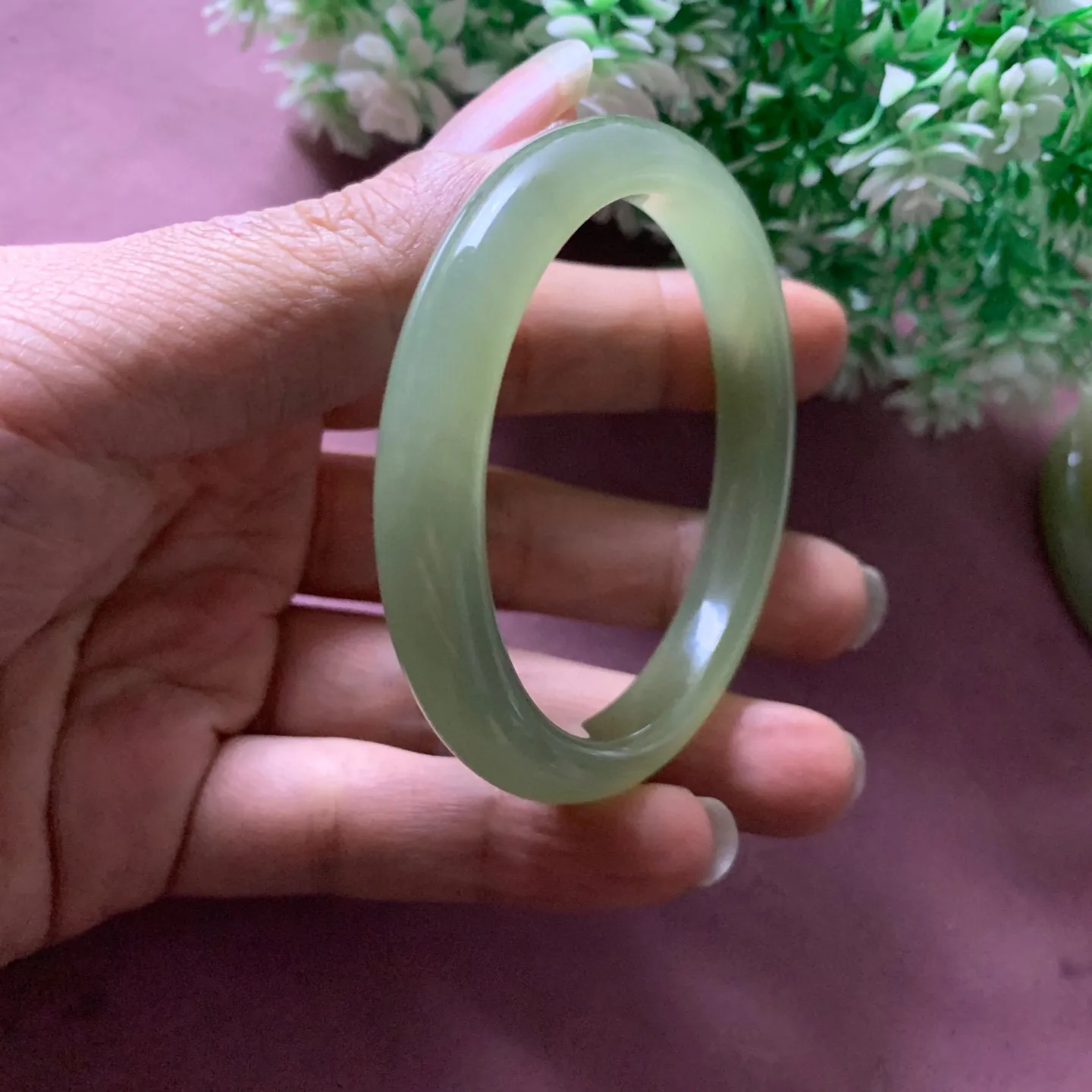 和田玉55.5圈口清水色手镯【挽间柔情】，高冰晴水手镯，镯型古朴典雅。在诗情画意的雨巷相遇，你是我腕间的一抹风情，有你眸有深情.清风荡漾湖间静水，我愿俯身低眉，在烟波涟漪处寻