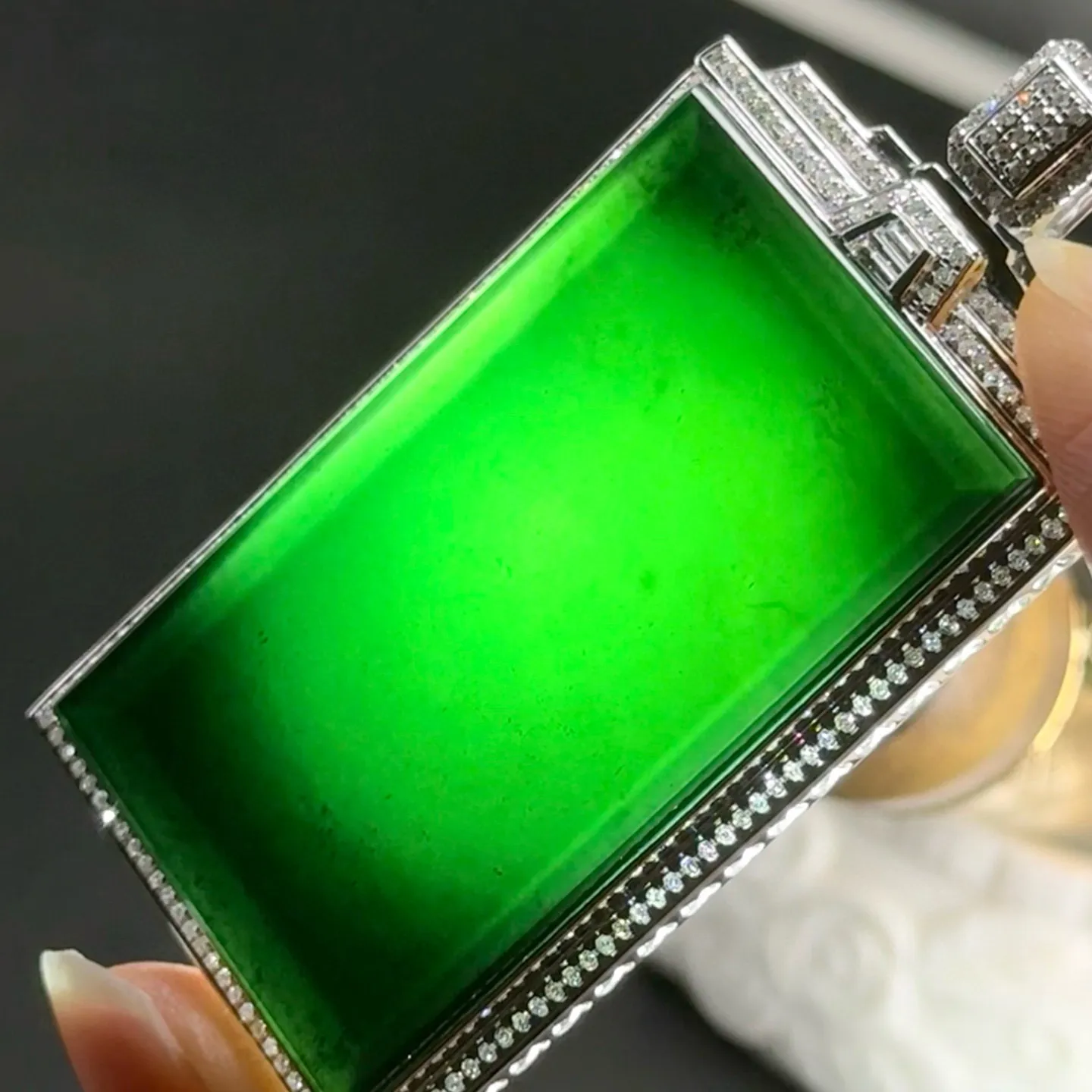 精品墨翠无事牌 种好色正 黑度极好 打灯通透 油性十足  尺寸61.7