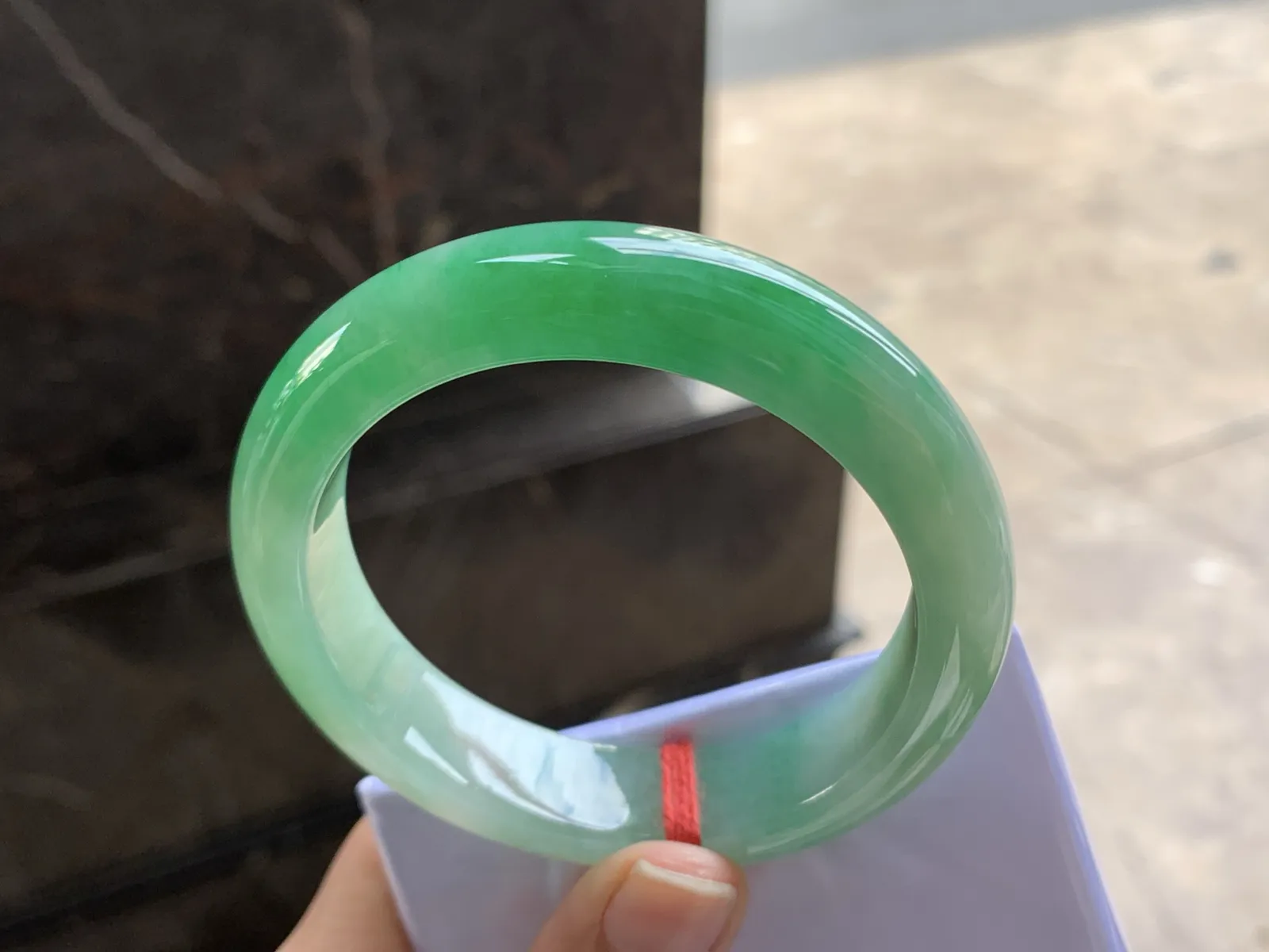 55-12.9-8.6

阳绿色手镯^_^玉质温润 颜色好看 底妆干净