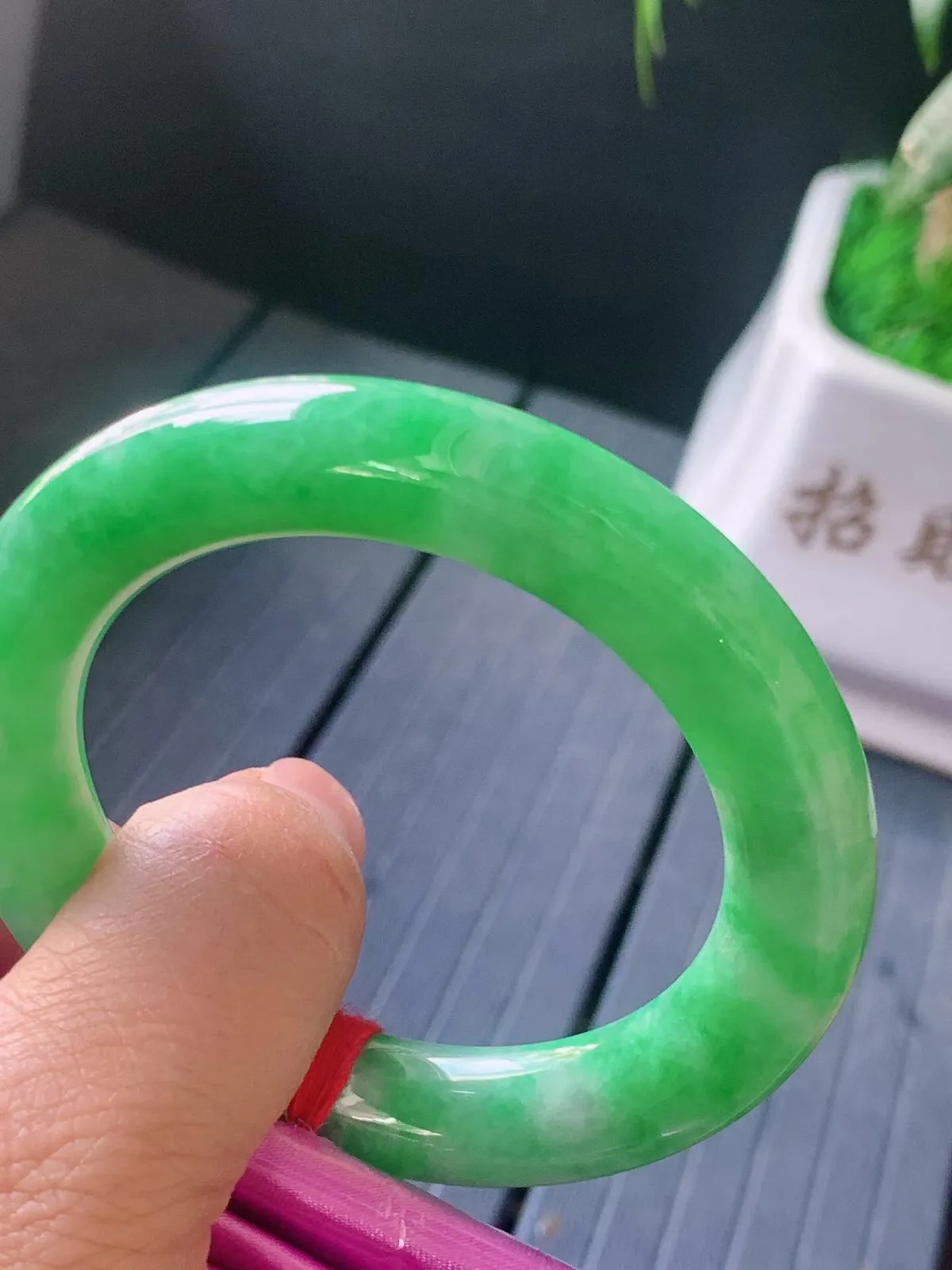 【翡翠名称】老坑种阳绿53.3圈口圆条手镯
【翡翠尺寸】53.3/11.5/11.3mm适合53-55.5正圈口佩戴
【翡翠描述】宝贝种老水足，玉质细腻，色泽靓丽，性价比高，佩戴效果好！
【其它赠送】权威证书/精美挂绳/盒子/支持全国复检/七天无理由退换货(买家只须付来回邮费即可）