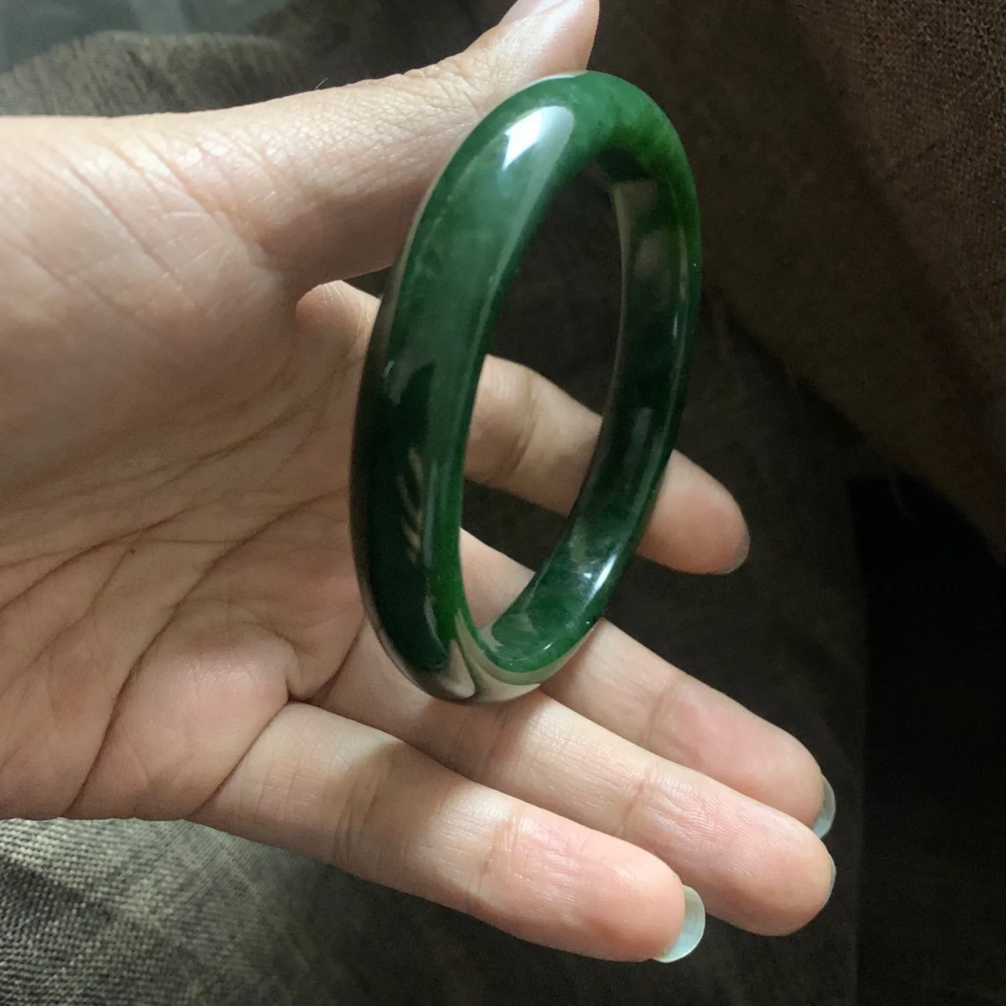 和田玉碧玉62.2圈口菠菜绿宽版手镯【挽间柔情】，镯型古朴典雅。在诗情画意的雨巷相遇，你是我腕间的一