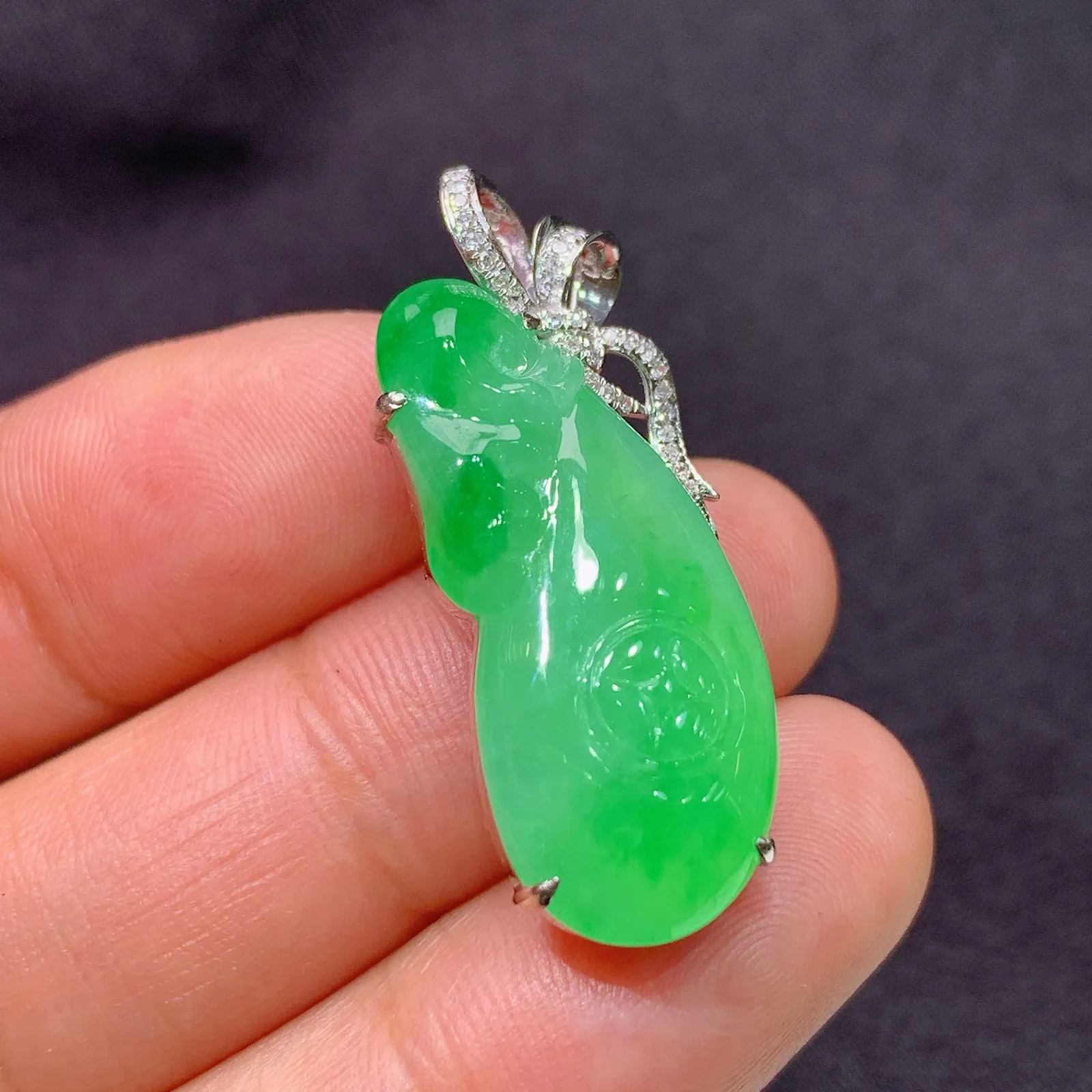 阳绿福袋吊坠，钱袋，18k金镶嵌，冰润色阳，玉质细腻，种水足，Fj 尺寸31.8*12.7*8.3