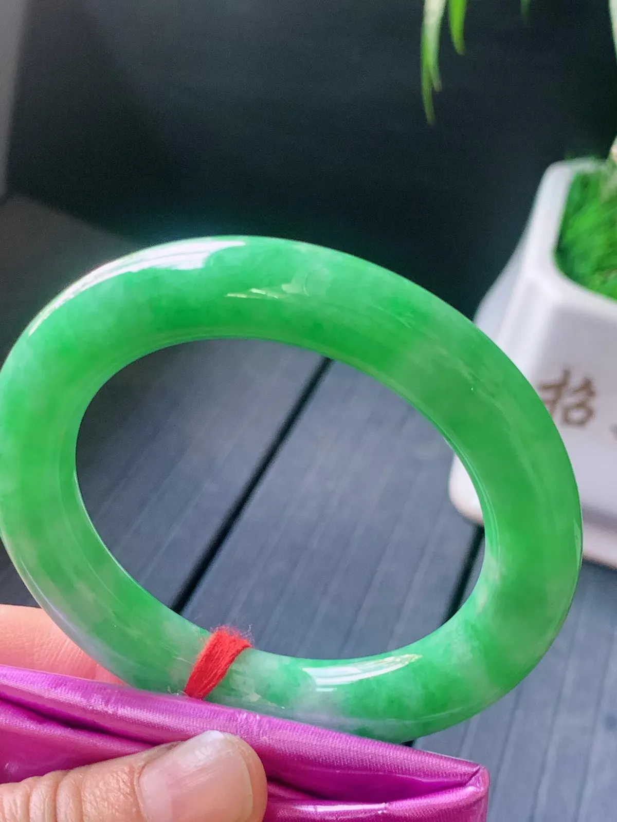 【翡翠名称】老坑种阳绿53.3圈口圆条手镯
【翡翠尺寸】53.3/11.5/11.3mm适合53-55.5正圈口佩戴
【翡翠描述】宝贝种老水足，玉质细腻，色泽靓丽，性价比高，佩戴效果好！
【其它赠送】权威证书/精美挂绳/盒子/支持全国复检/七天无理由退换货(买家只须付来回邮费即可）