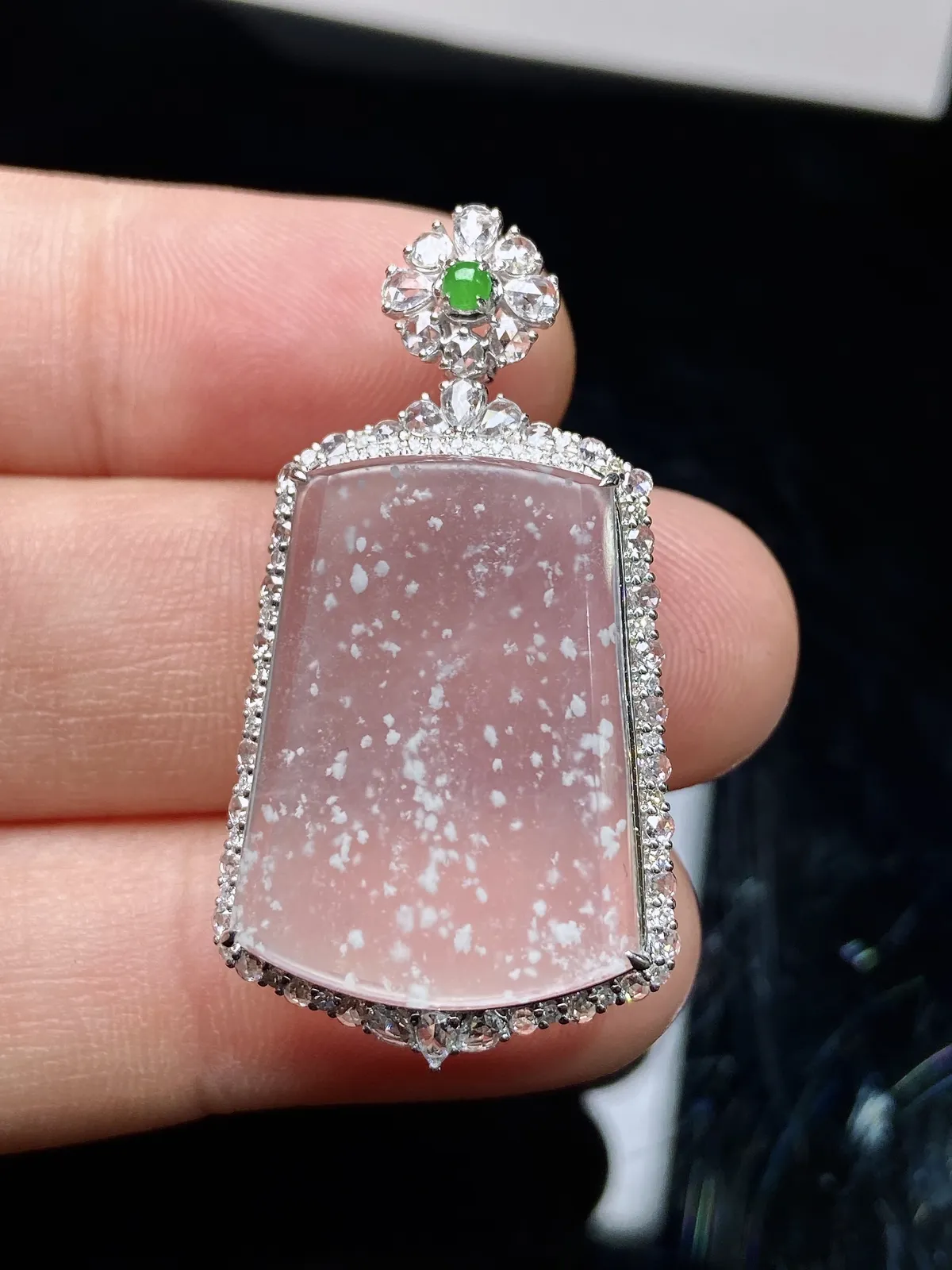 冰种雪花棉无事牌吊坠，18k金镶嵌，冰冰润润，玉质细腻，种水足，ych 尺寸37.8*21*8.6