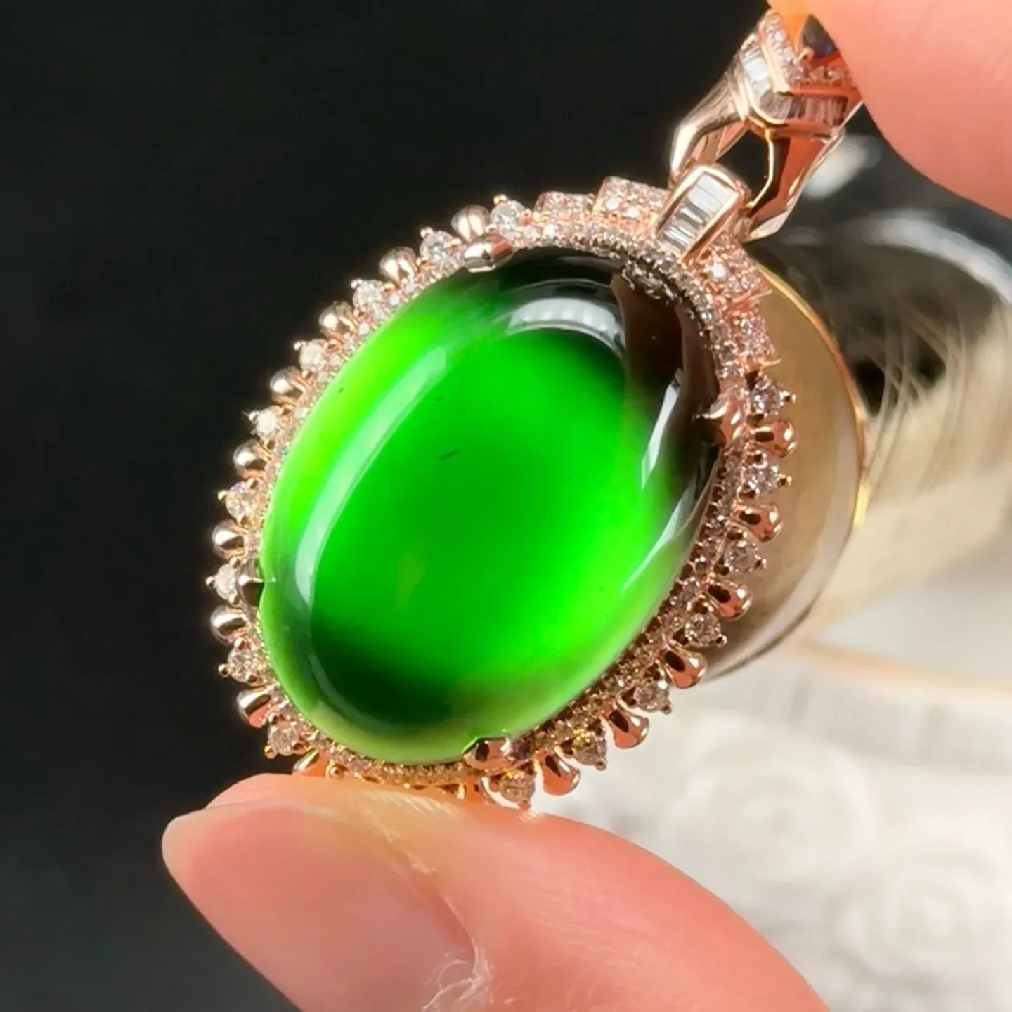 精品18k豪镶墨翠蛋面吊坠 种好色正 黑度极好 打灯通透 油性十足 尺寸39