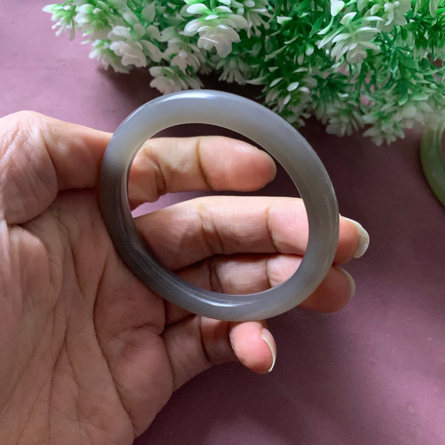 和田玉51圈口紫罗兰手镯【挽间柔情】，高冰晴水手镯，镯型古朴典雅。在诗情画意的雨巷相遇，你是我腕间的