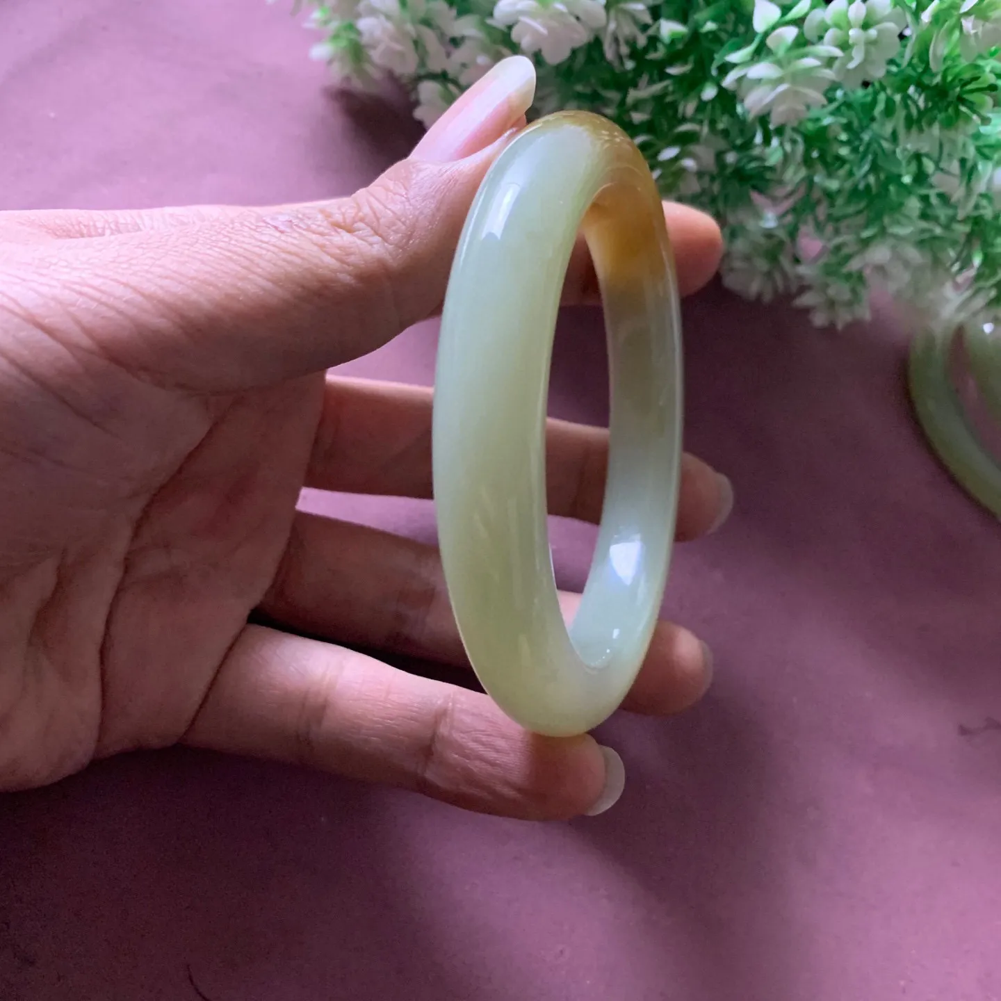 收藏款，和田玉62圈口且末糖料手镯【挽间柔情】，高冰晴水手镯，镯型古朴典雅。在诗情画意的雨巷相遇，你是我腕间的一抹风情，有你眸有深情.清风荡漾湖间静水，我愿俯身低眉，在烟波涟漪处寻