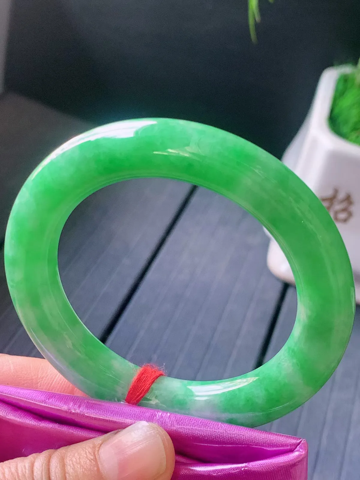 【翡翠名称】老坑种阳绿53.3圈口圆条手镯
【翡翠尺寸】53.3/11.5/11.3mm适合53-55.5正圈口佩戴
【翡翠描述】宝贝种老水足，玉质细腻，色泽靓丽，性价比高，佩戴效果好！
【其它赠送】权威证书/精美挂绳/盒子/支持全国复检/七天无理由退换货(买家只须付来回邮费即可）