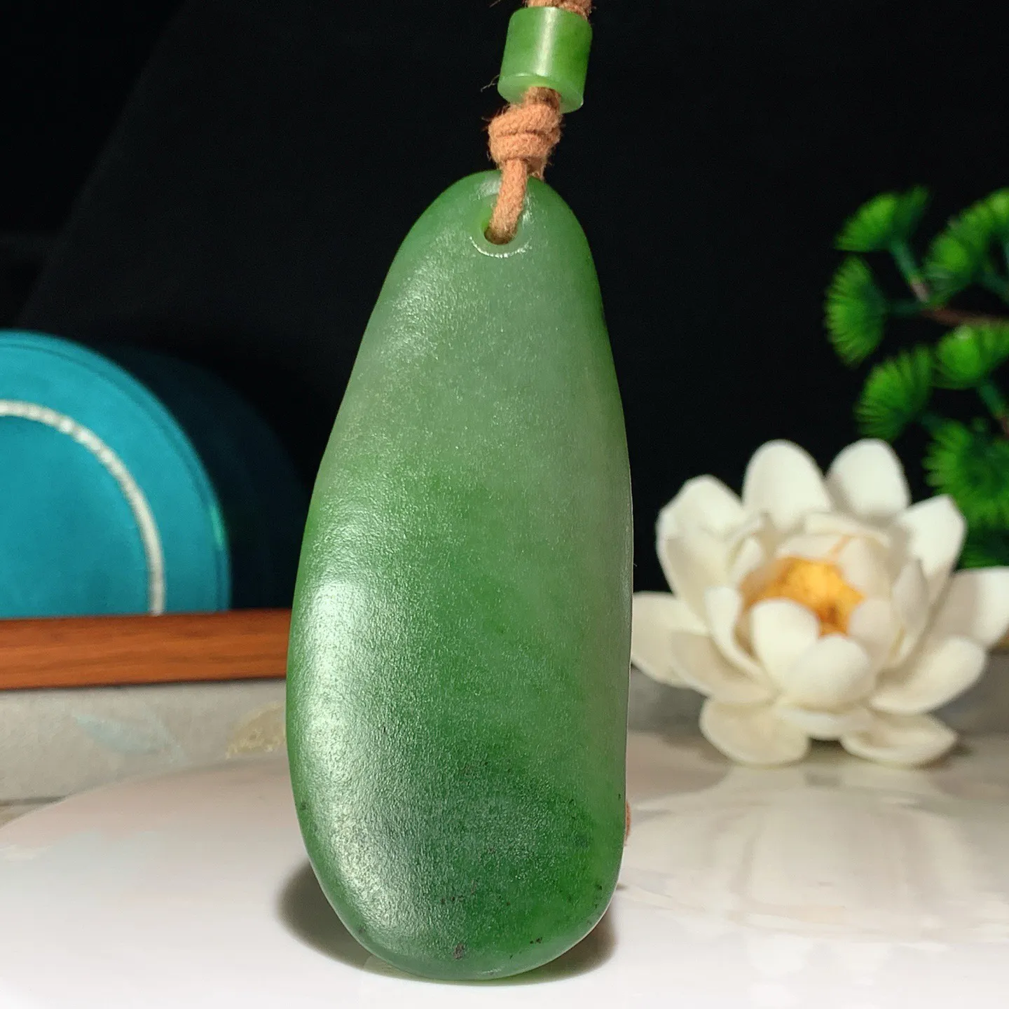 和田玉阳绿俄罗斯碧玉随型挂件。尺寸72/31/10重46克 玉质细腻油润 底色纯净 脂粉好，品质好。