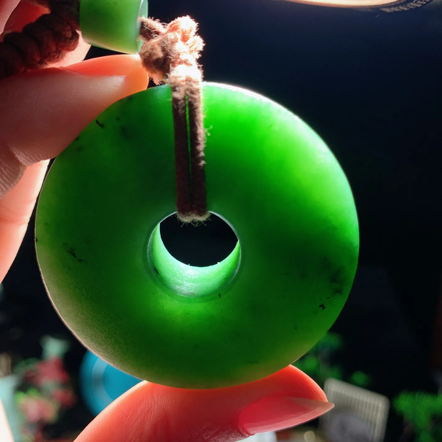 和田玉菠菜绿俄罗斯碧玉平安扣挂件。尺寸50/13重69.5克 玉质细腻油润 底色纯净 脂粉好，品质好。lt250112