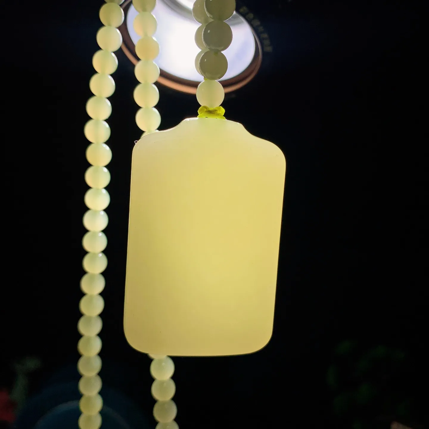 新疆和田玉若羌黄口料平安无事牌挂件。尺寸52/33/10重85.5克 玉质细腻油润 底色纯净 脂粉好，品质好。lt260112