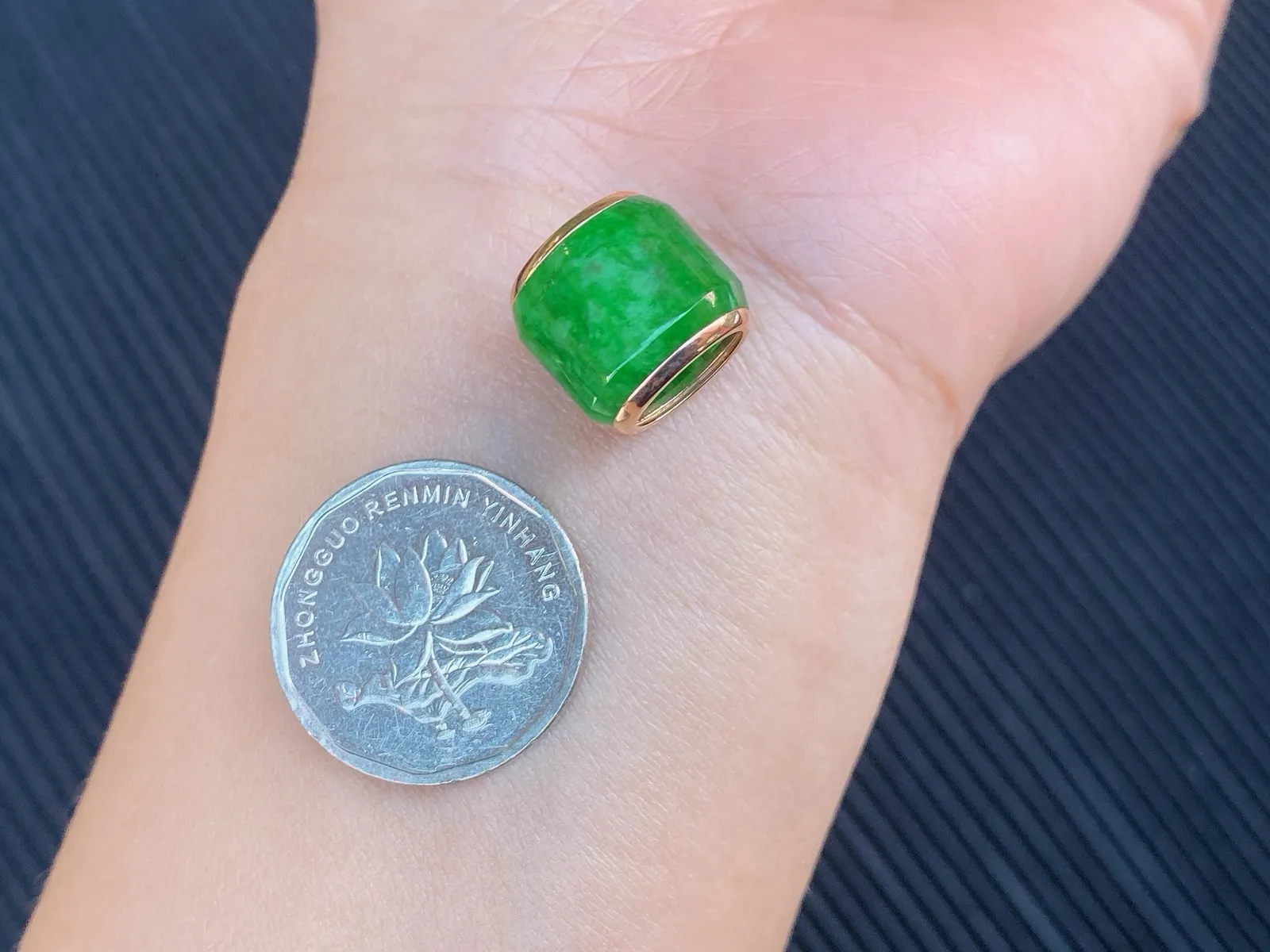 辣绿路路通吊坠 
翡翠色泽鲜亮，质地细腻，光泽感满满
路路通寓意财源滚滚、事事顺利
吊坠可自由滑动，象征通达无阻
18k金镶嵌