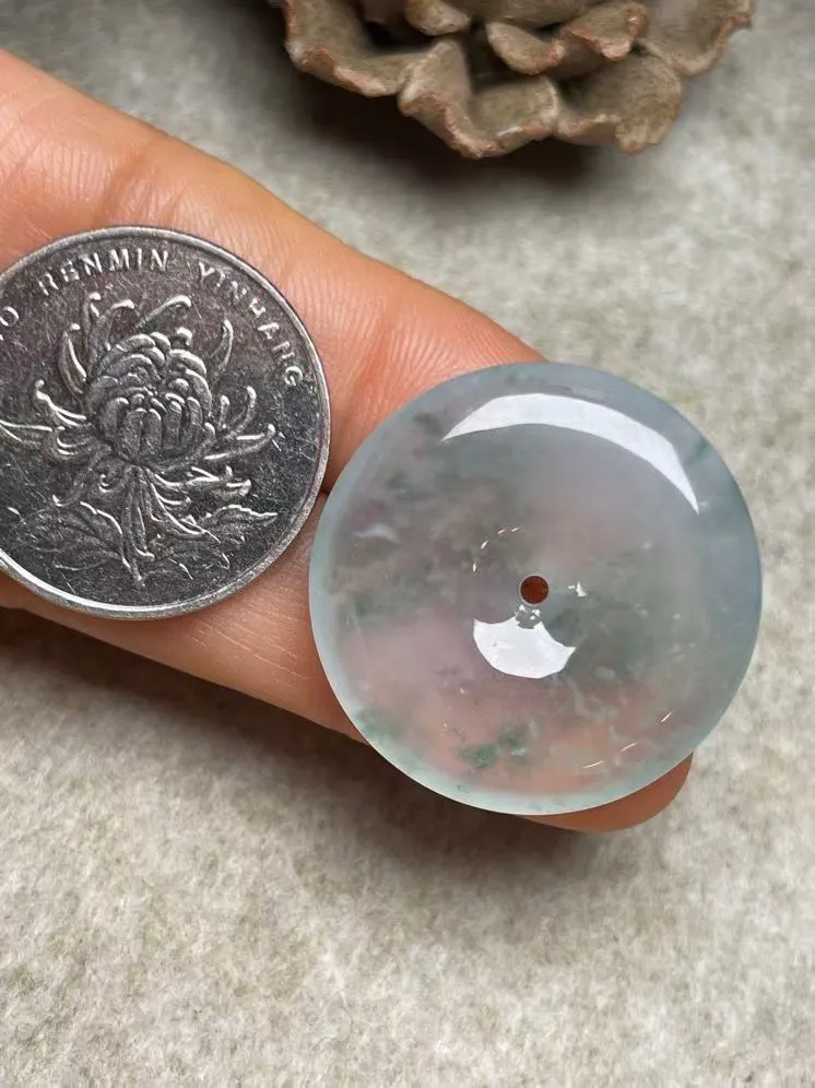 冰种飘花【平安扣】吊坠，种水好，玉质细腻 ，卖相好.