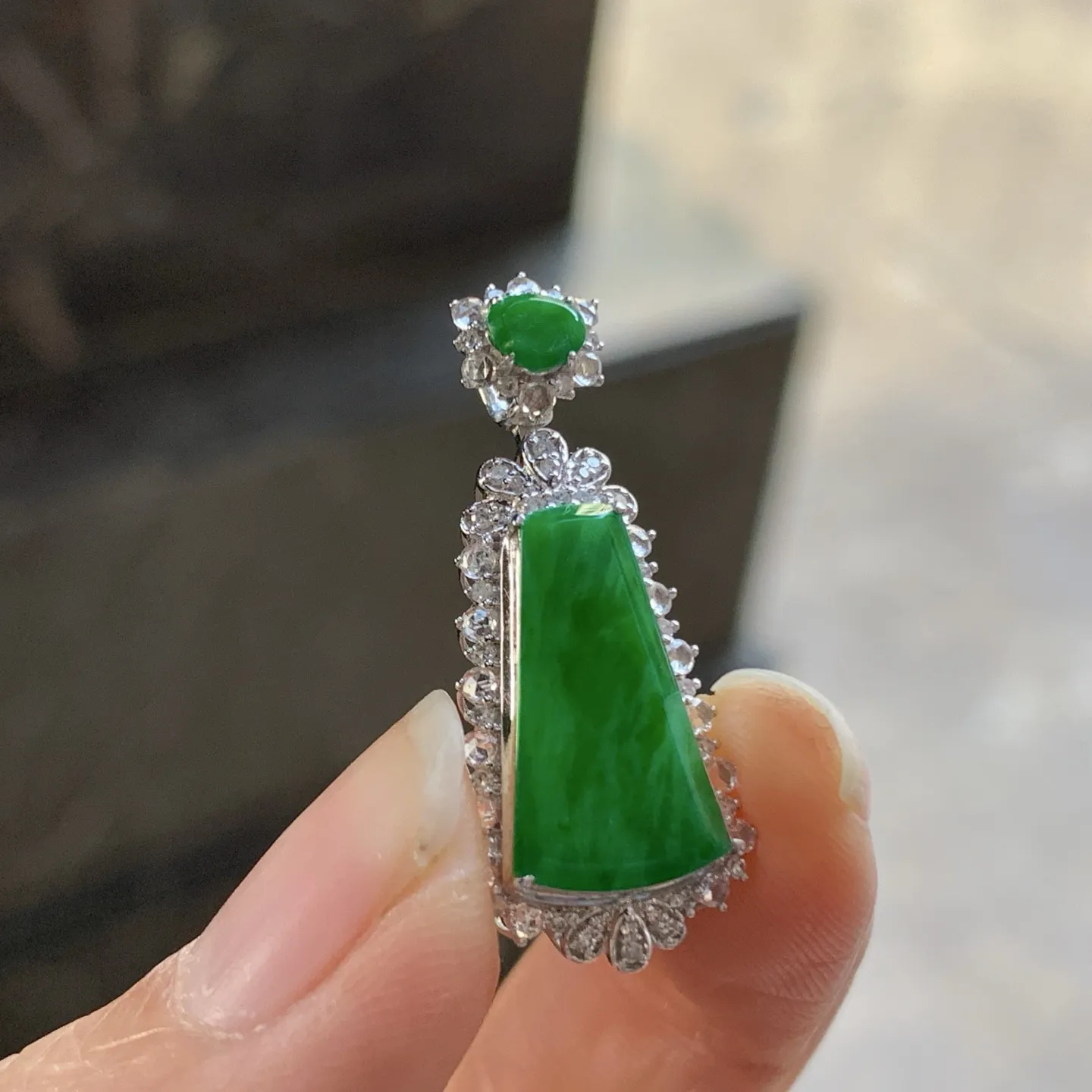 金钻镶嵌辣绿色无事牌^_^鲜艳