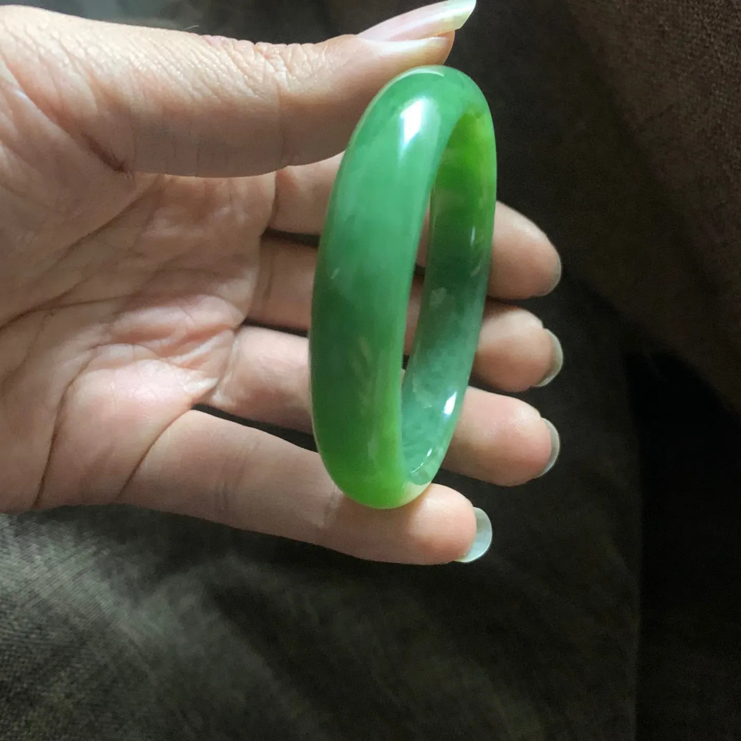 和田玉碧玉55圈口菠菜绿手镯【挽间柔情】，镯型古朴典雅。在诗情画意的雨巷相遇，你是我腕间的一抹风情，有你眸有深情.清风荡漾湖间静水，我愿俯身低眉，在烟波涟漪处寻