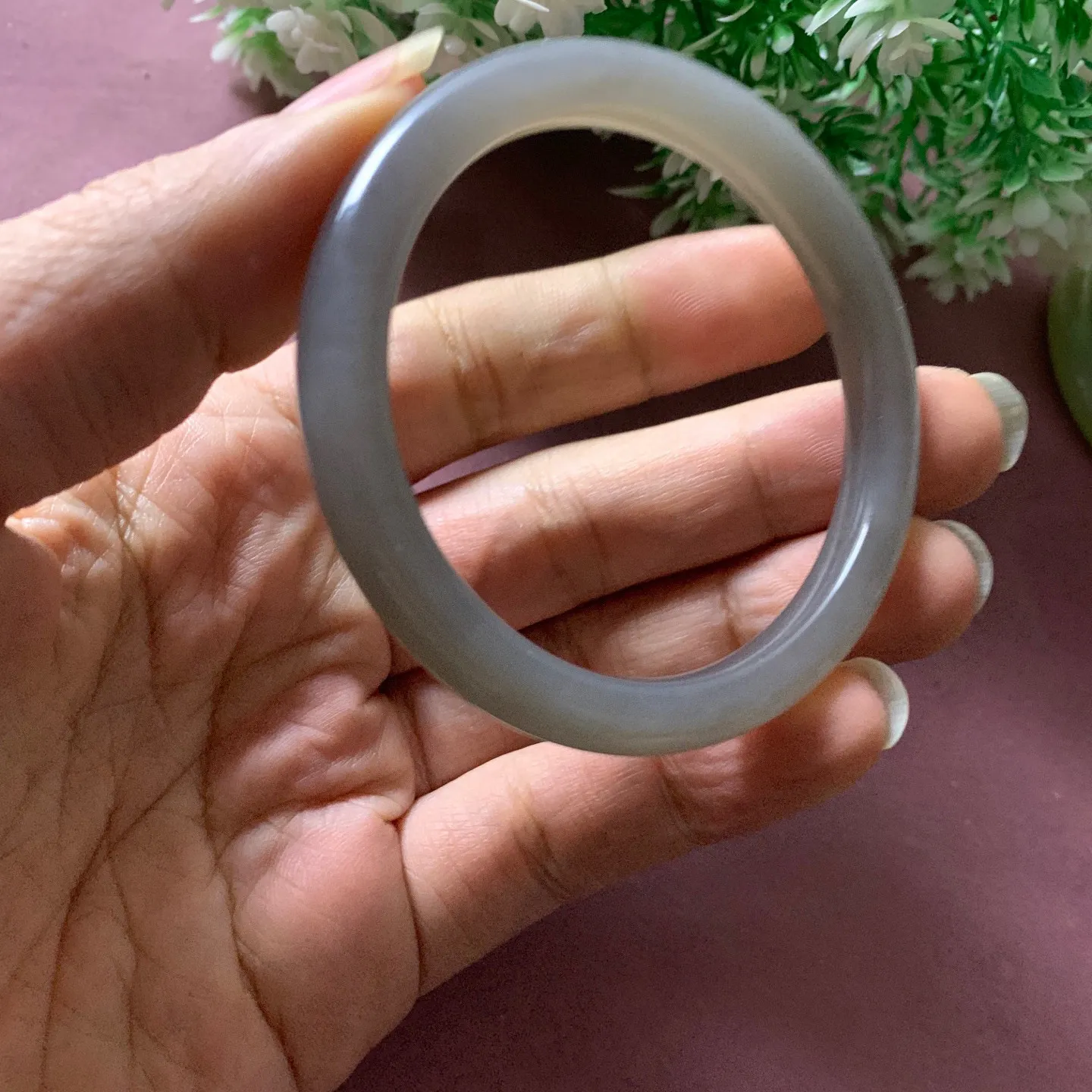 和田玉51圈口紫罗兰手镯【挽间柔情】，高冰晴水手镯，镯型古朴典雅。在诗情画意的雨巷相遇，你是我腕间的一抹风情，有你眸有深情.清风荡漾湖间静水，我愿俯身低眉，在烟波涟漪处寻