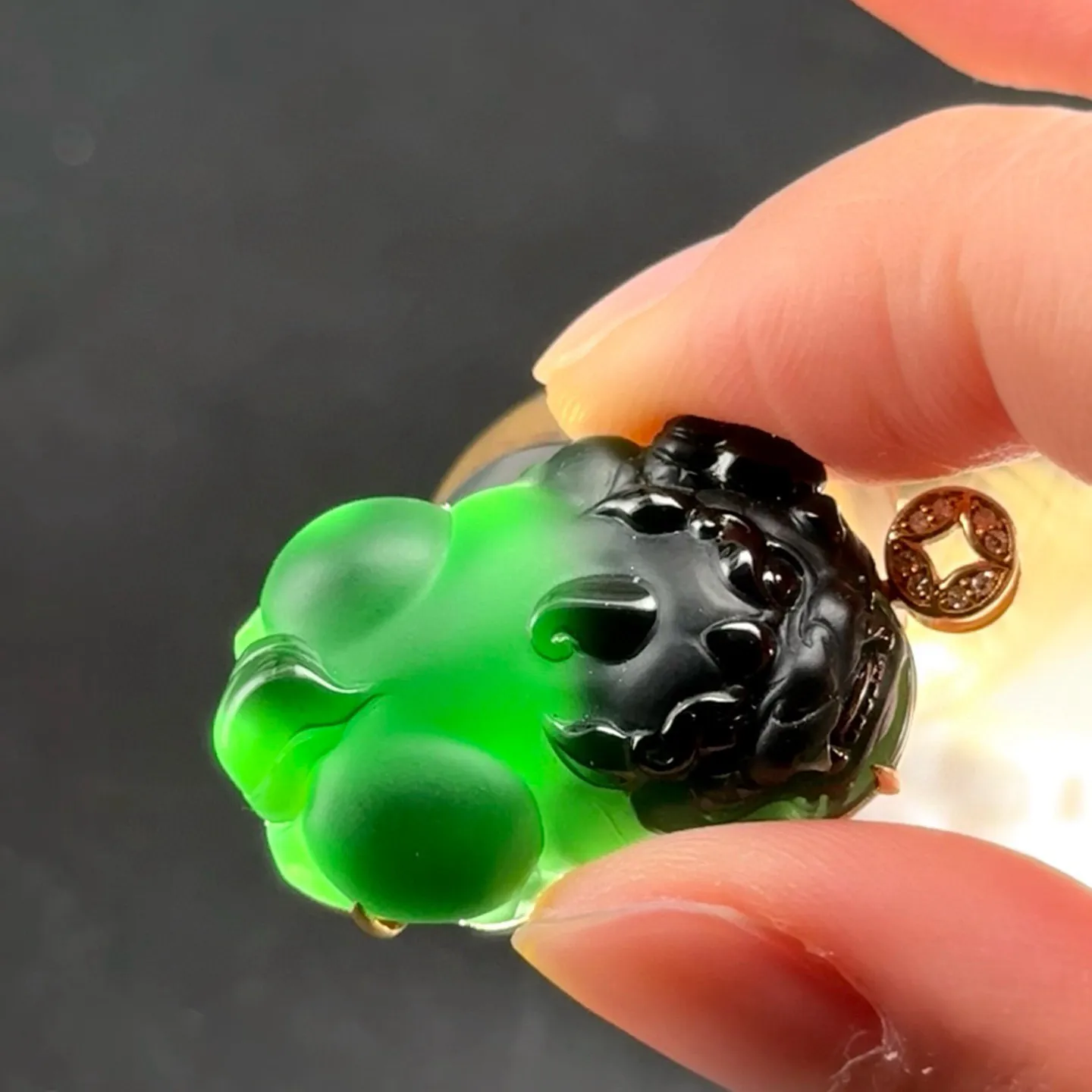 墨翠貔貅吊坠 种好色正 黑度极好 打灯通透 油性十足  尺寸33.7