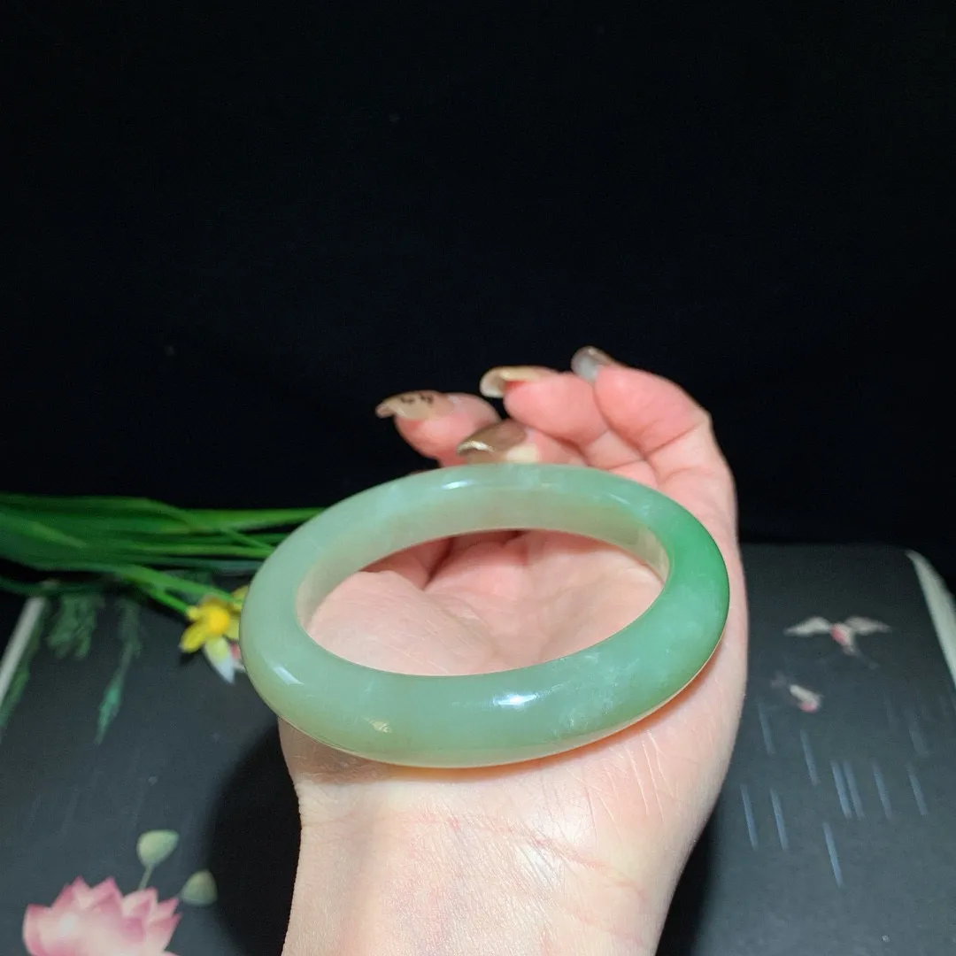 和田玉58圈口翠青手镯！玉质细腻油润 底色纯净 无裂无黑 脂粉好，品质高