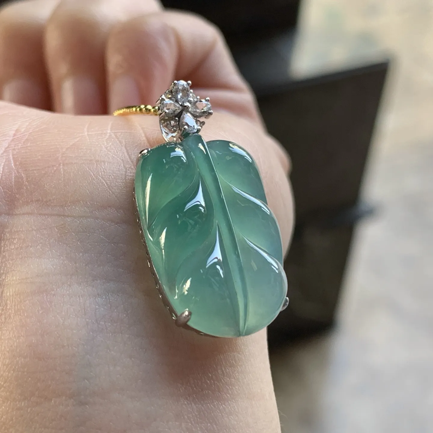 金钻镶嵌冰蓝叶子^_^颜色鲜艳