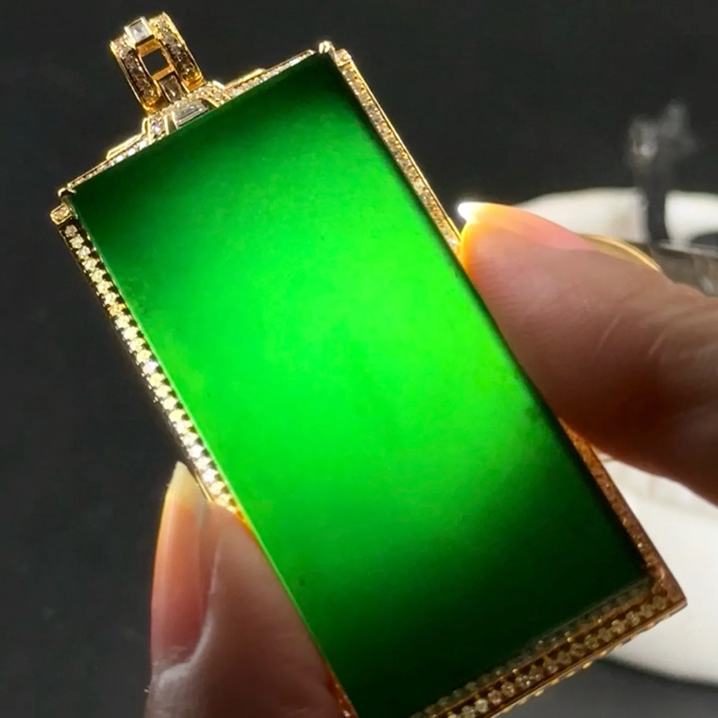 精品18k墨翠无事牌 种好色正 黑度极好 打灯通透 油性十足 尺寸62