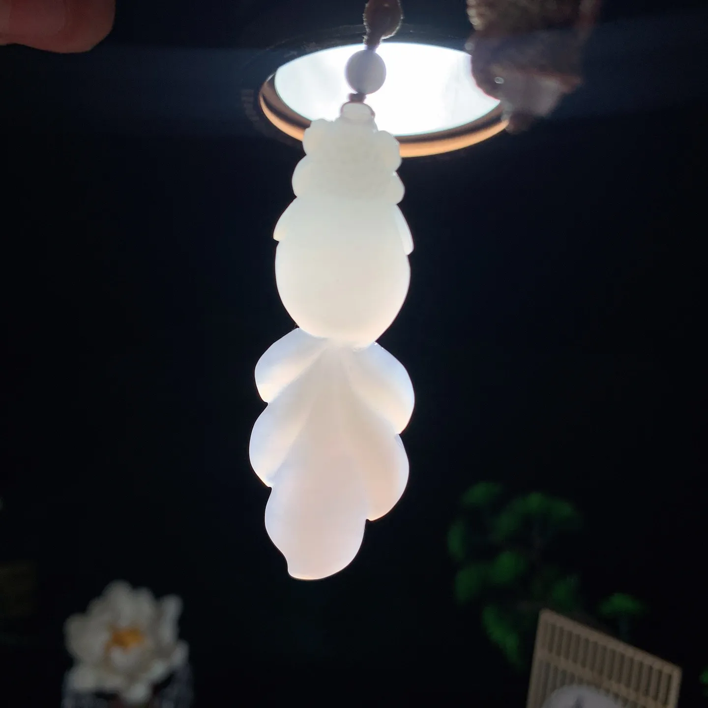 和田玉紫罗兰金玉满堂鱼挂件。尺寸60/20/9重18克 玉质细腻油润 底色纯净 脂粉好，品质好。lt260112