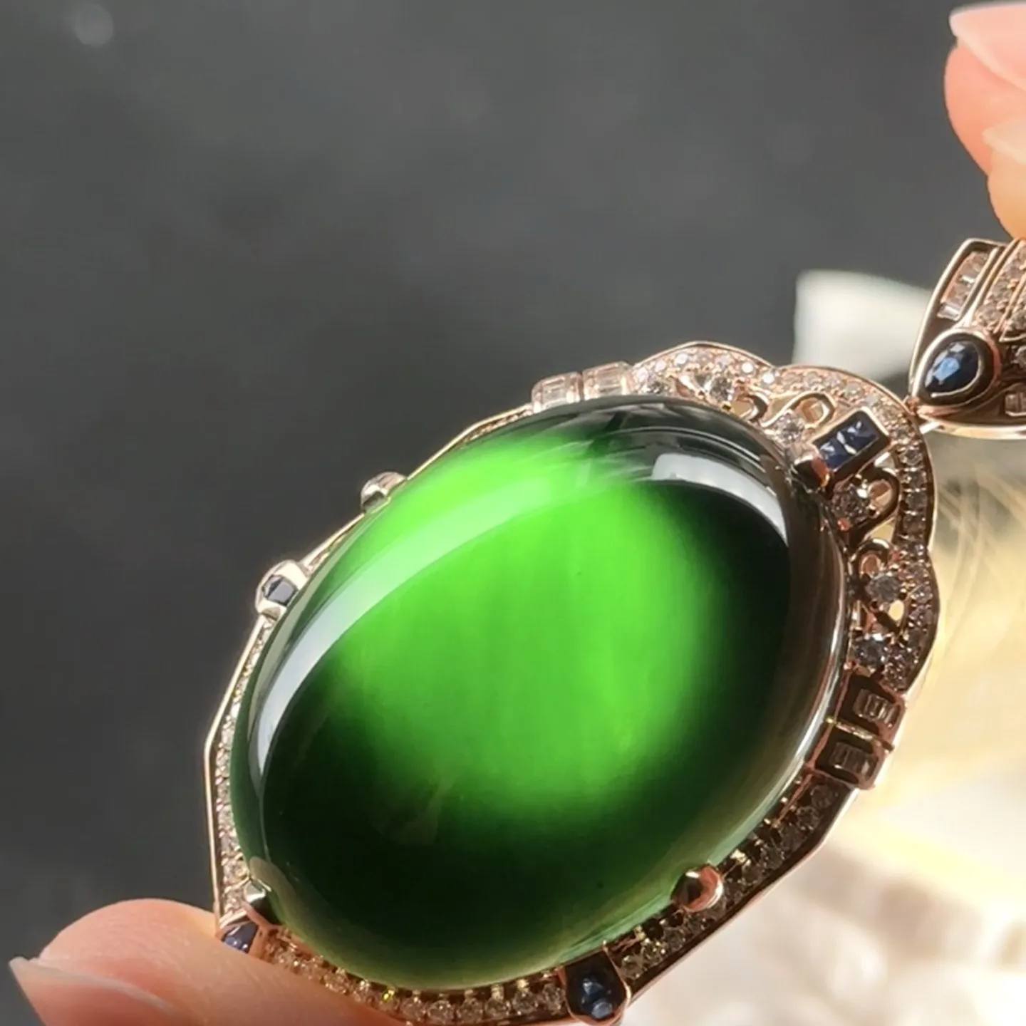 精品18k墨翠蛋面吊坠 种好色正 黑度极好 打灯通透 尺寸47