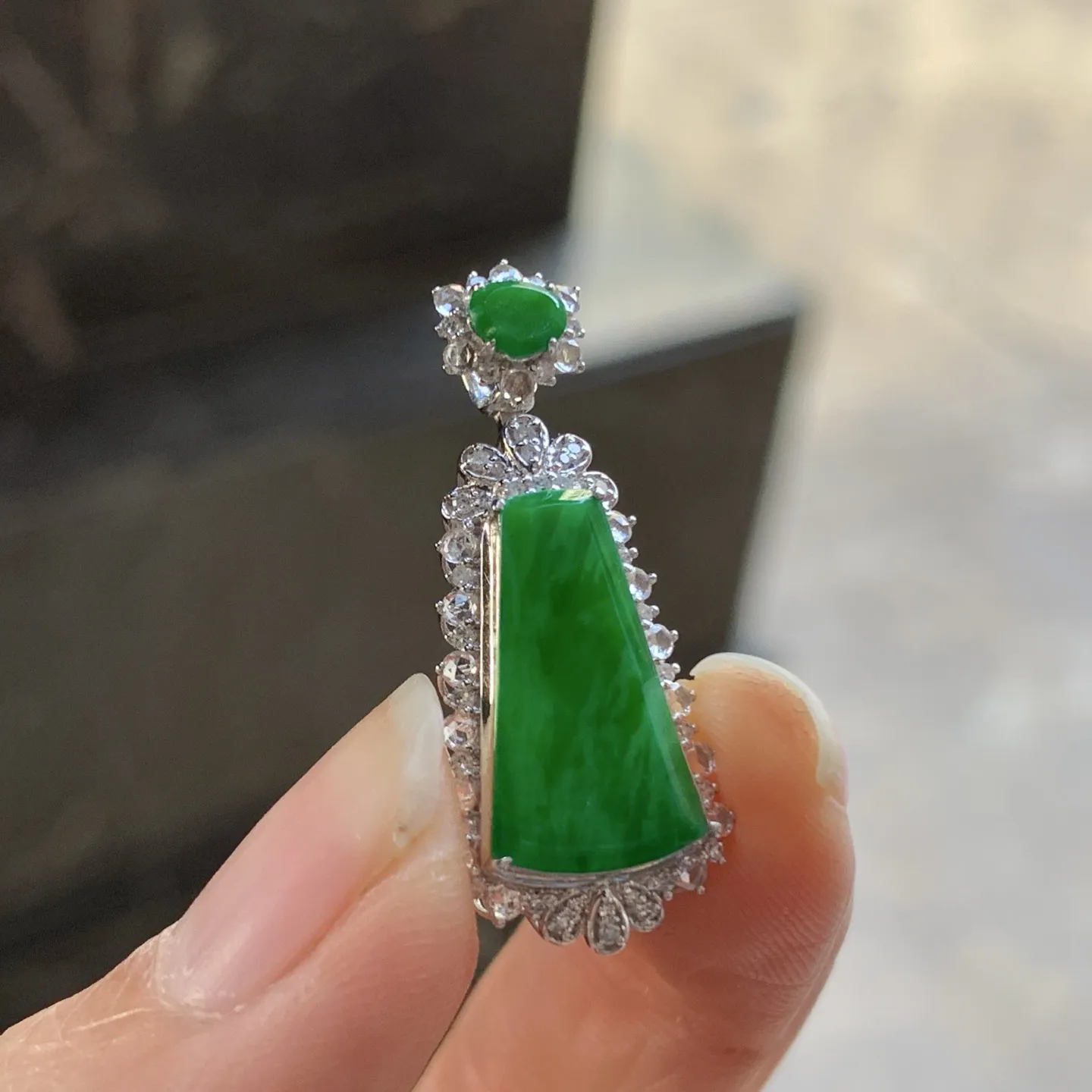 金钻镶嵌辣绿色无事牌^_^鲜艳