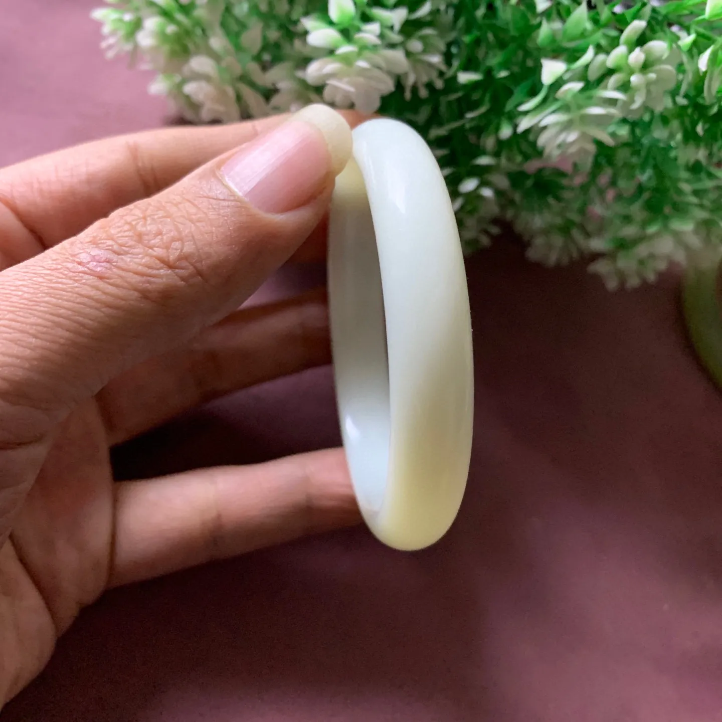 和田玉54圈口白玉手镯【挽间柔情】，高冰晴水手镯，镯型古朴典雅。在诗情画意的雨巷相遇，你是我腕间的一