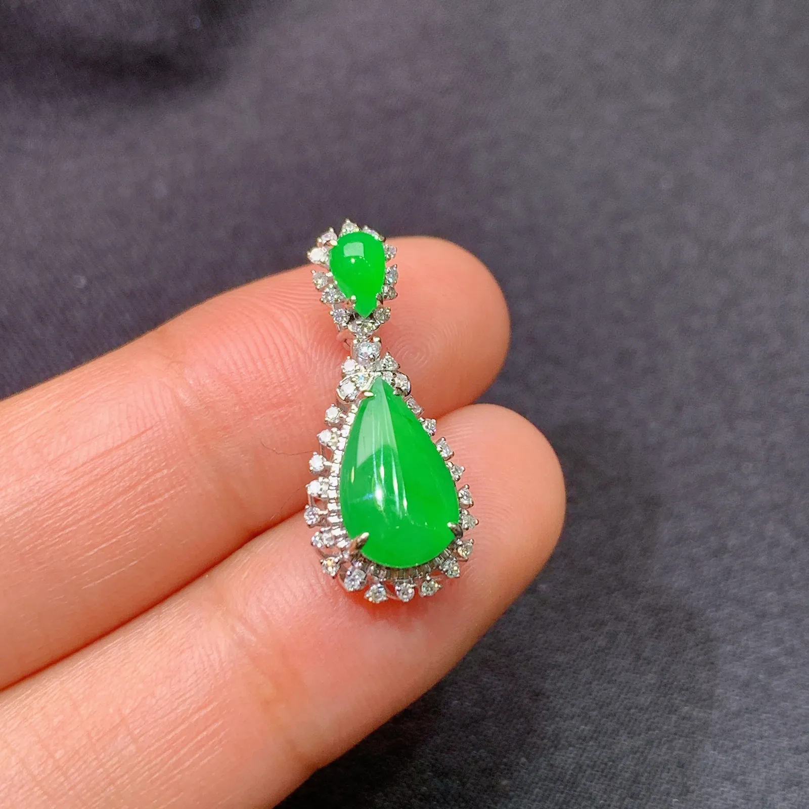 阳绿水滴吊坠，18k金镶嵌，冰润色阳，玉质细腻，种水足，Fj 尺寸22.9*9.8*7.1