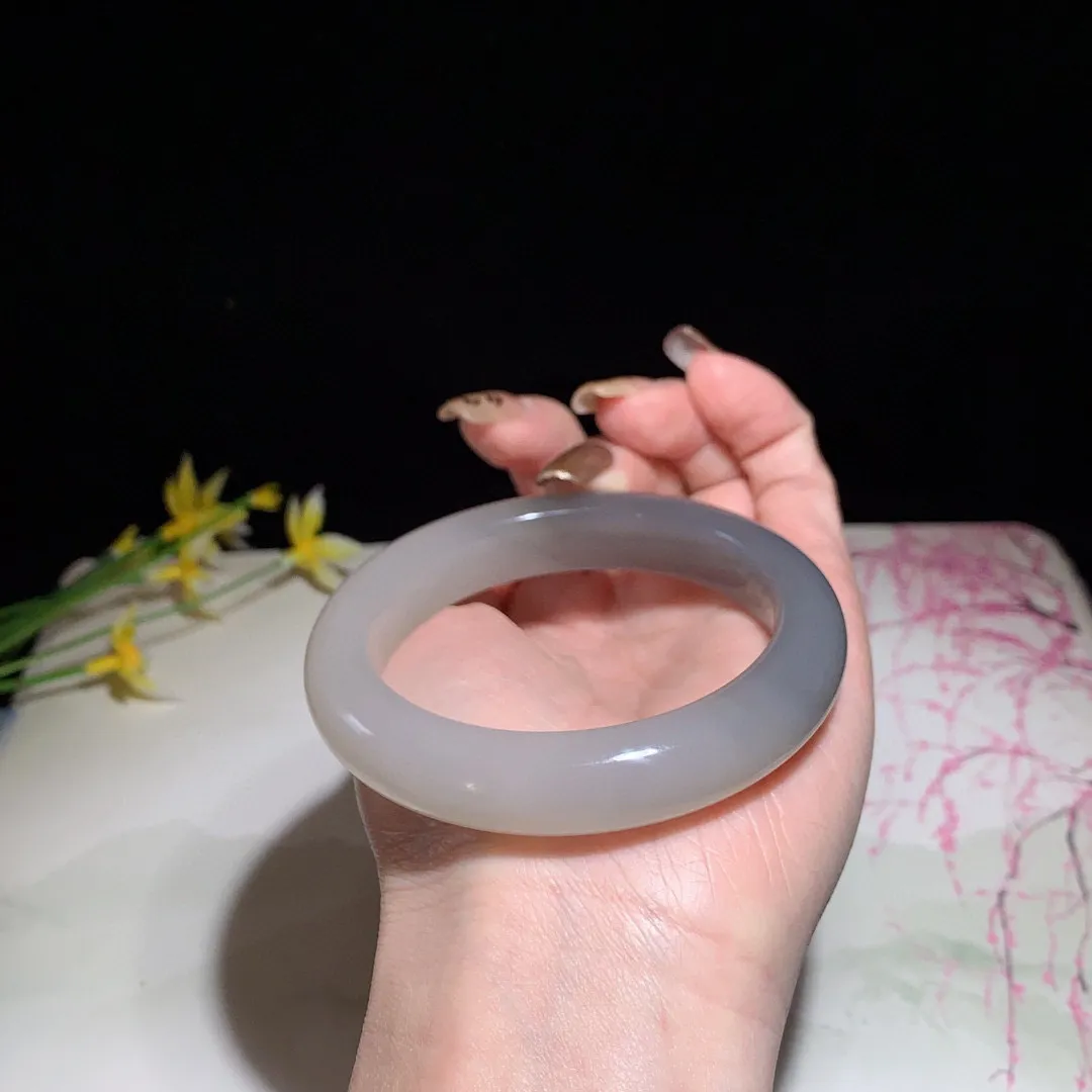 和田玉56圈口紫罗兰色手镯！玉质细腻油润 底色纯净 无裂无杂 脂粉好，品质好！