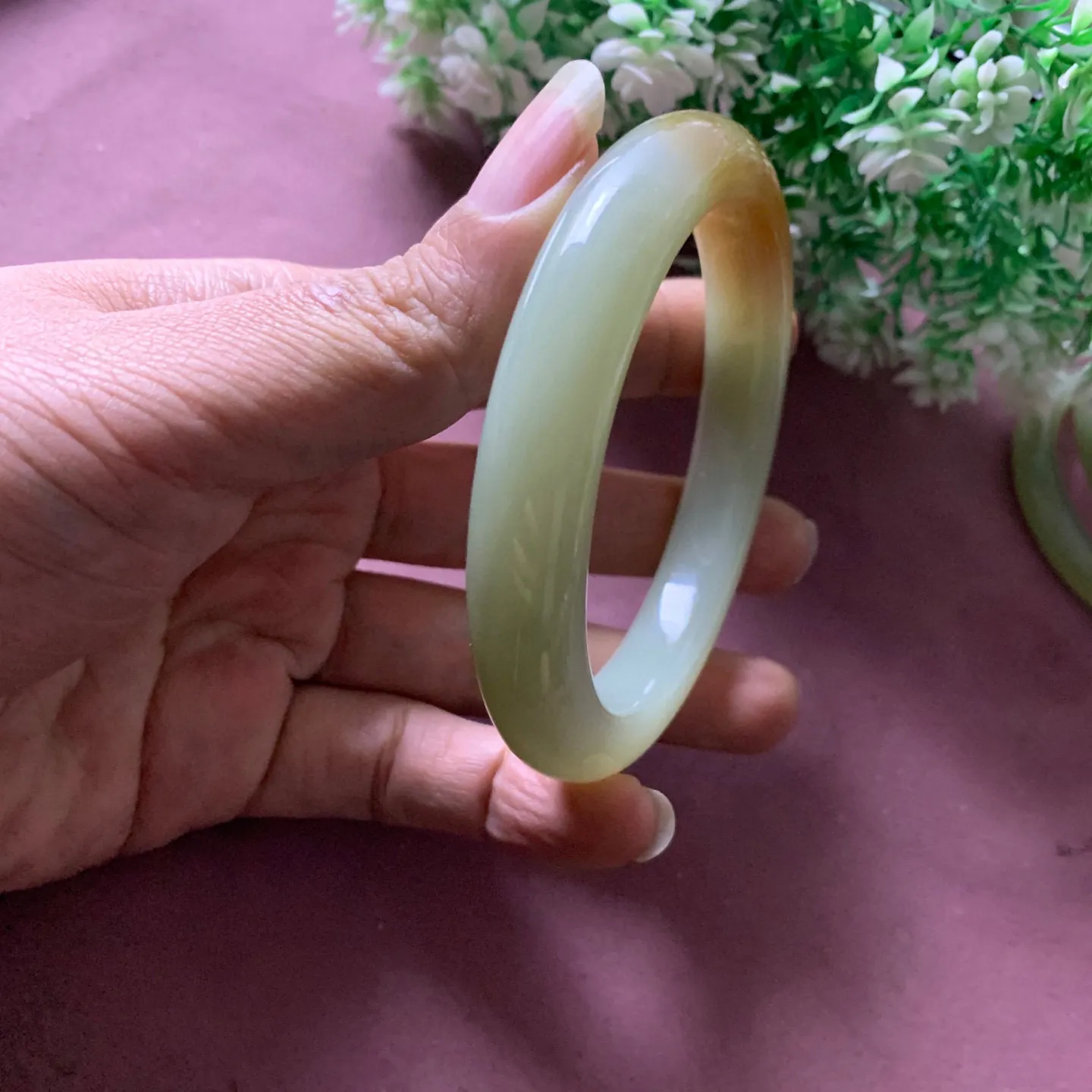 收藏款，和田玉62圈口且末糖料手镯【挽间柔情】，高冰晴水手镯，镯型古朴典雅。在诗情画意的雨巷相遇，你是我腕间的一抹风情，有你眸有深情.清风荡漾湖间静水，我愿俯身低眉，在烟波涟漪处寻