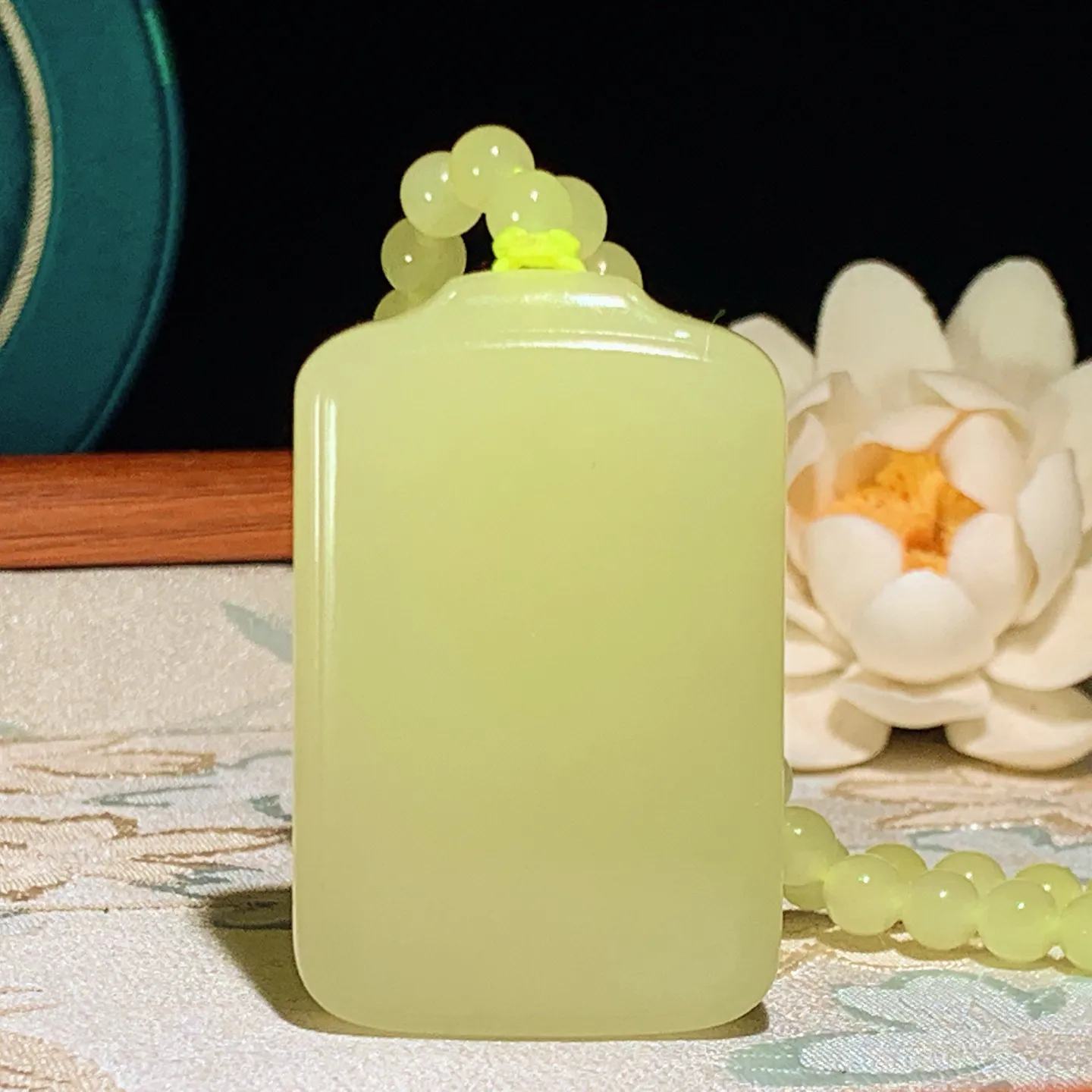 新疆和田玉若羌黄口料平安无事牌挂件。尺寸52/33/10重85.5克 玉质细腻油润 底色纯净 脂粉好，品质好。lt260112