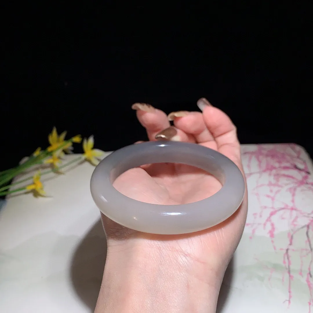 和田玉56圈口紫罗兰色手镯！玉质细腻油润 底色纯净 无裂无杂 脂粉好，品质好！