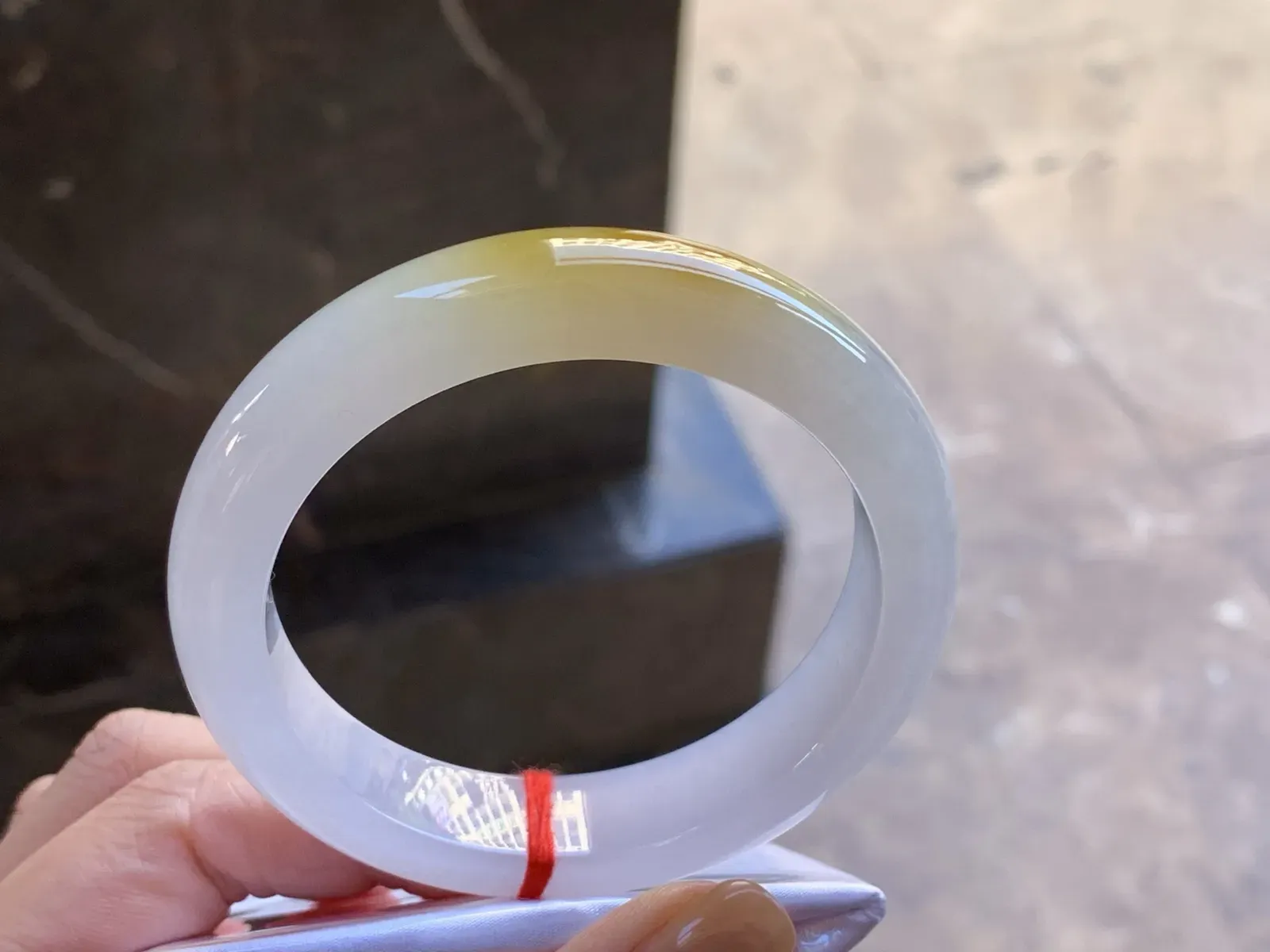 56-13.3-9

黄翡手镯^_^
水润独特