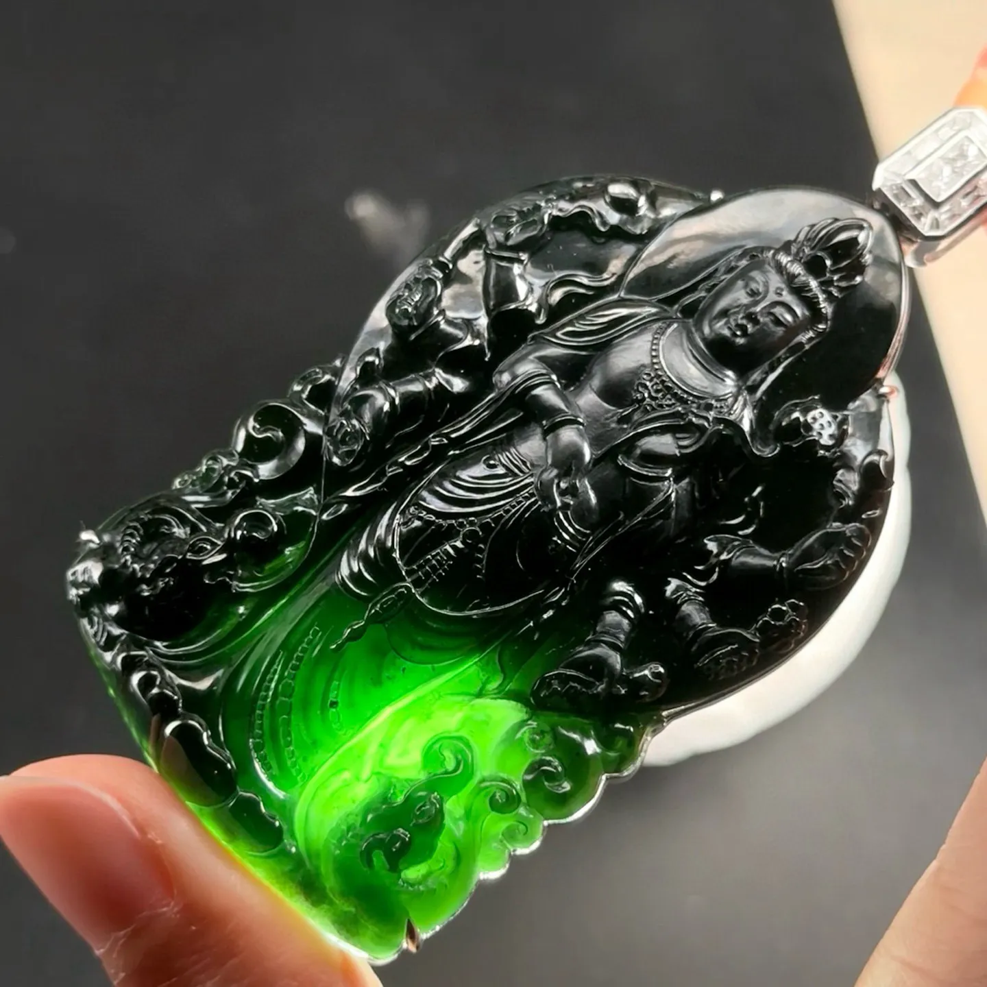 精品18k墨翠千手观音 种好色正 黑度极好打灯通透 油性十足 尺寸78.9
