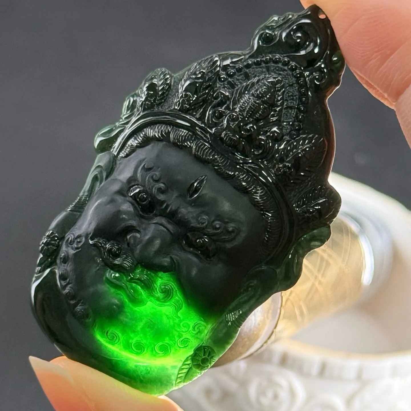 精品墨翠黄财神 种好色正 黑度极好 打灯通透 油性十足 61.1